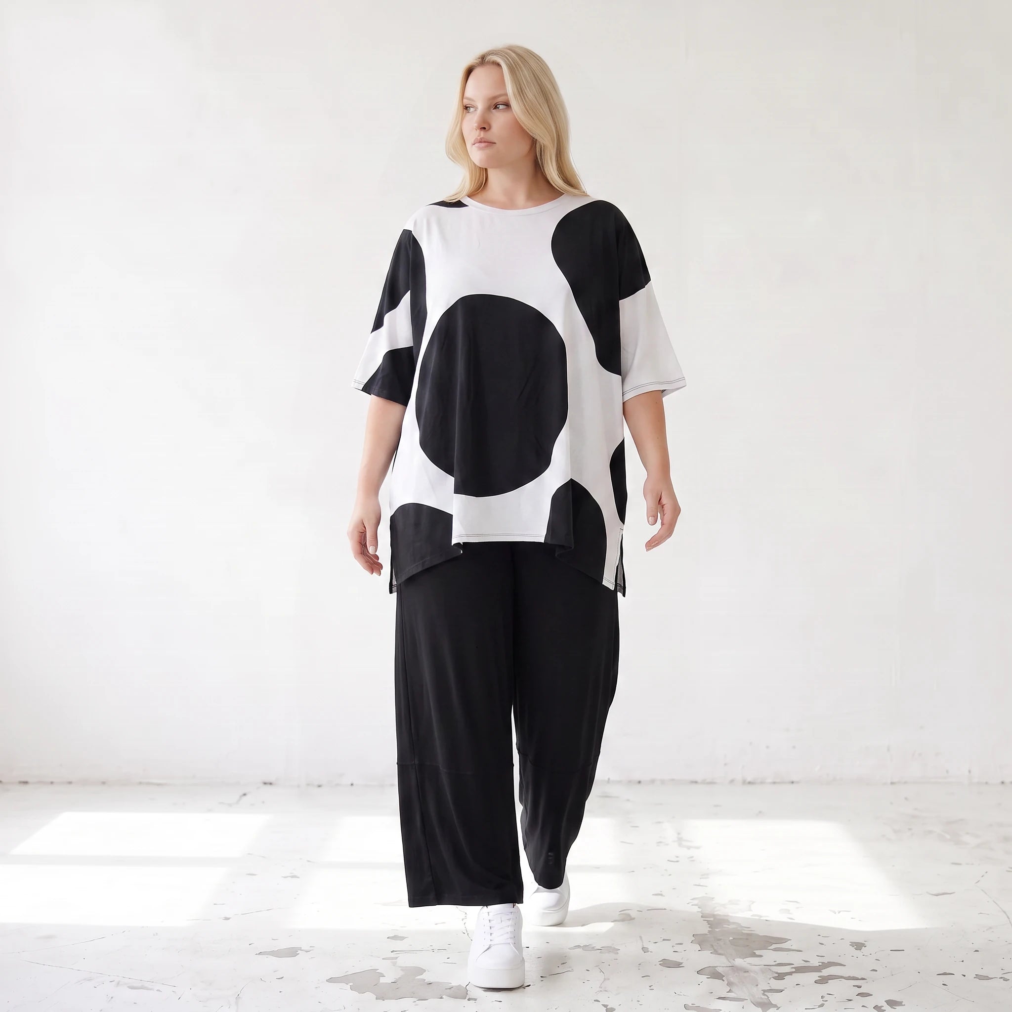 Damen Shirt Lagenlook Baumwolle Schwarz/Weiß, A-Linie, Punkte, Kurzarm, Seitenschlitze, Oversize große Größen – Funky Diva