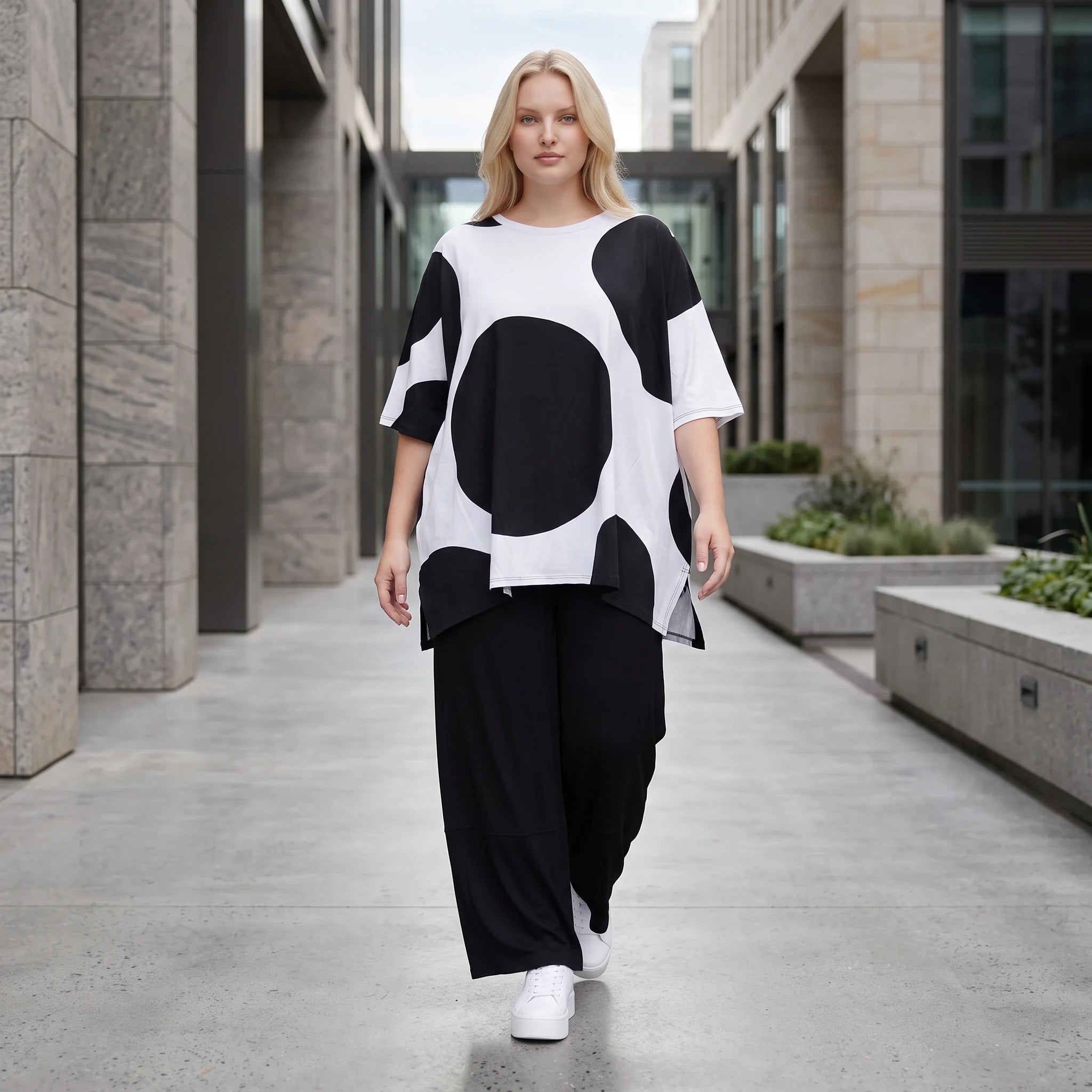 Damen Shirt Lagenlook Baumwolle Schwarz/Weiß, A-Linie, Punkte, Kurzarm, Seitenschlitze, Oversize große Größen – Funky Diva