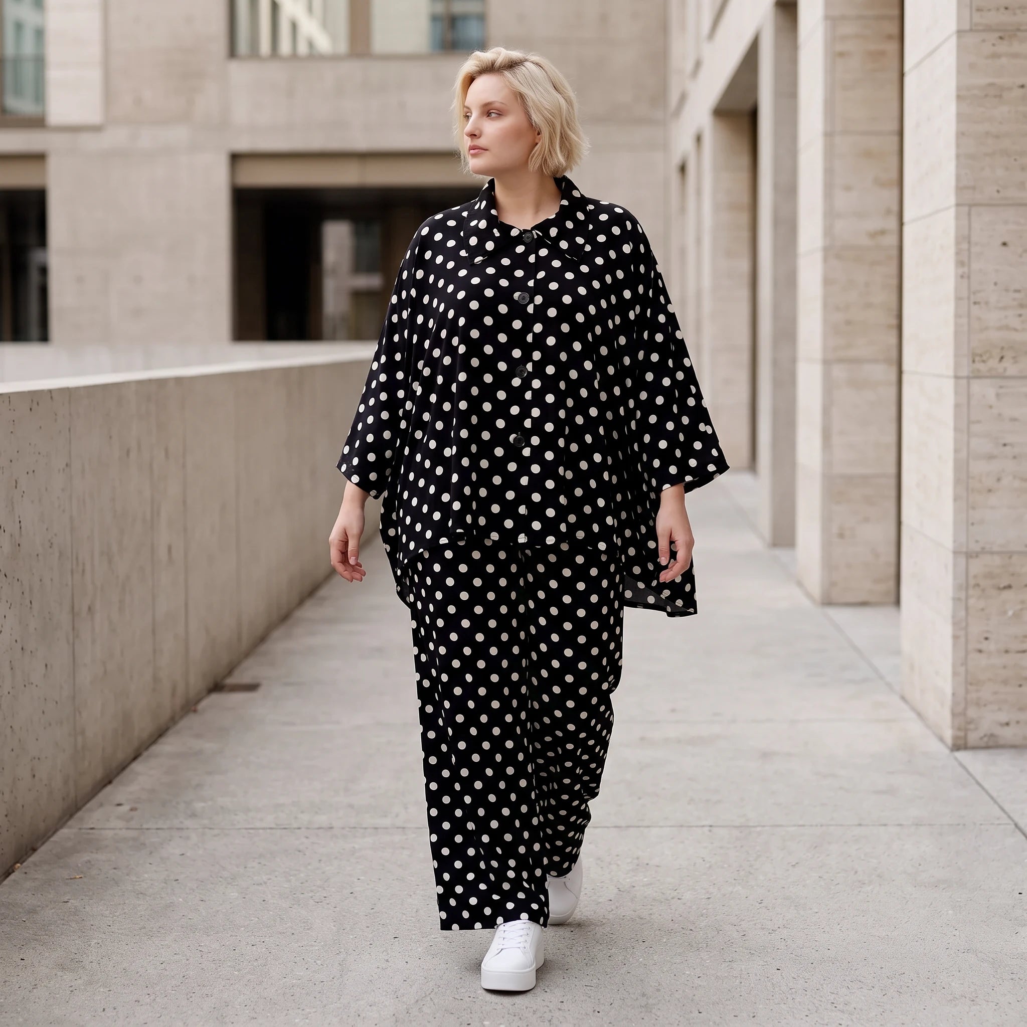 Damen Bluse Lagenlook Viskose Schwarz/Weiß, Punkte, Kurzarm, Knopfleiste, Oversize große Größen – AKH Premium