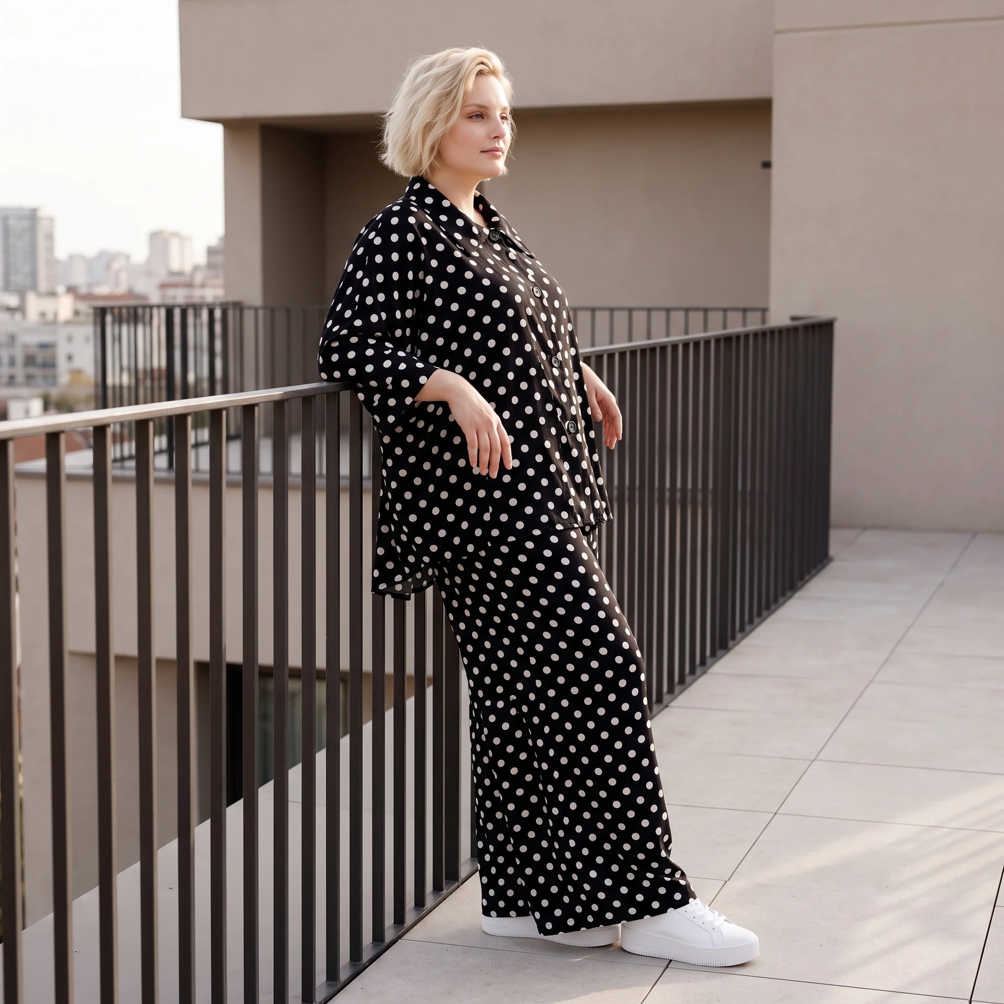Damen Bluse Lagenlook Viskose Schwarz/Weiß, Punkte, Kurzarm, Knopfleiste, Oversize große Größen – AKH Premium