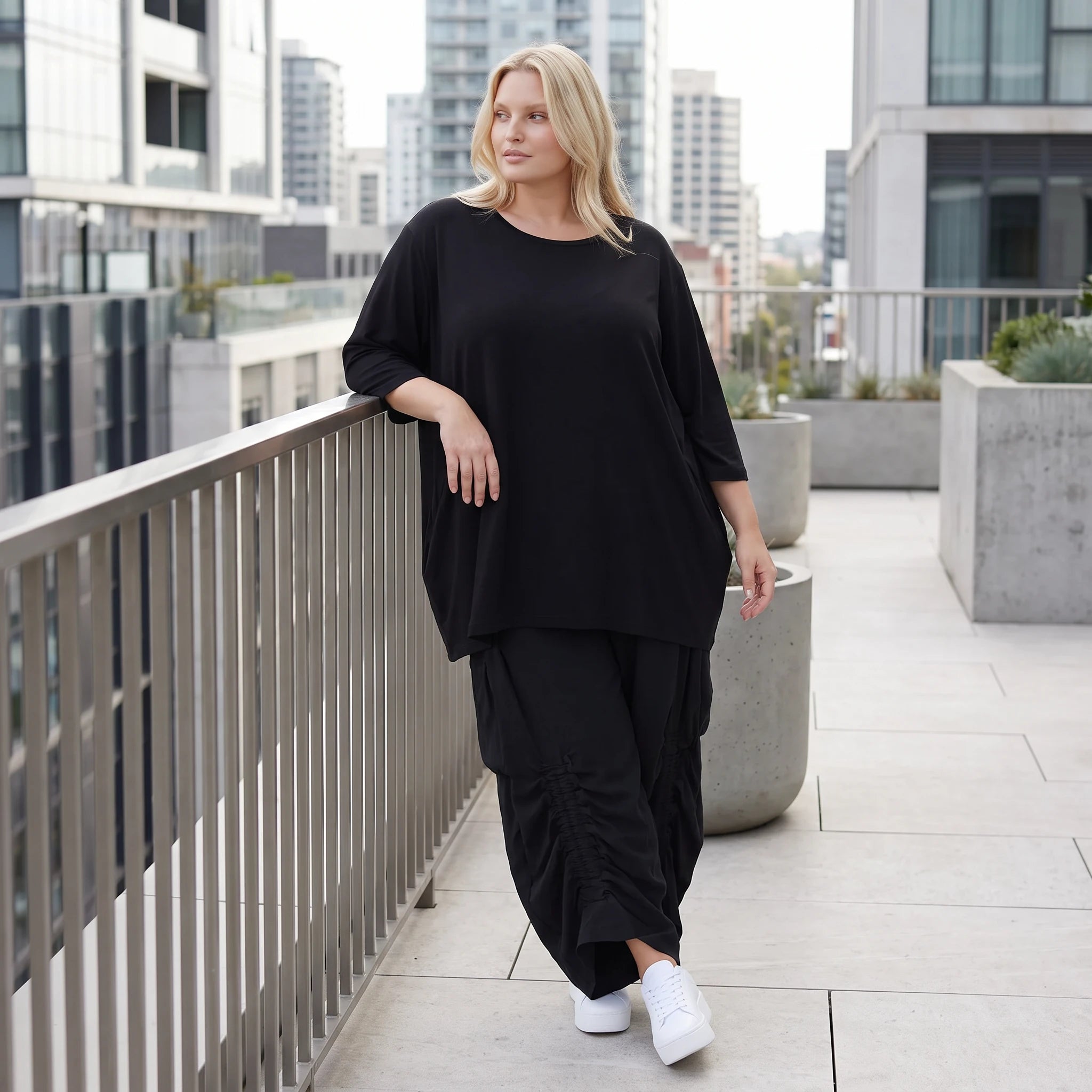 Damen Hose Lagenlook Lyocell Schwarz, Ballonschnitt, Flügeltaschen, Oversize große Größen – AKH Premium