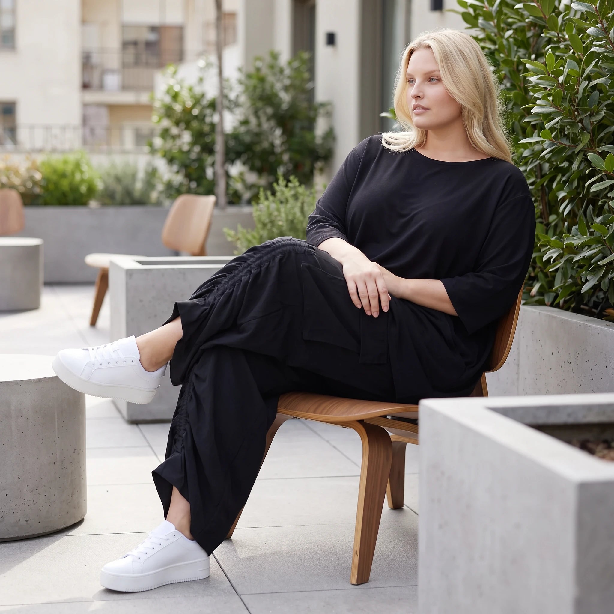 Damen Hose Lagenlook Lyocell Schwarz, Ballonschnitt, Flügeltaschen, Oversize große Größen – AKH Premium