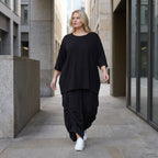 Damen Hose Lagenlook Lyocell Schwarz, Ballonschnitt, Flügeltaschen, Oversize große Größen – AKH Premium