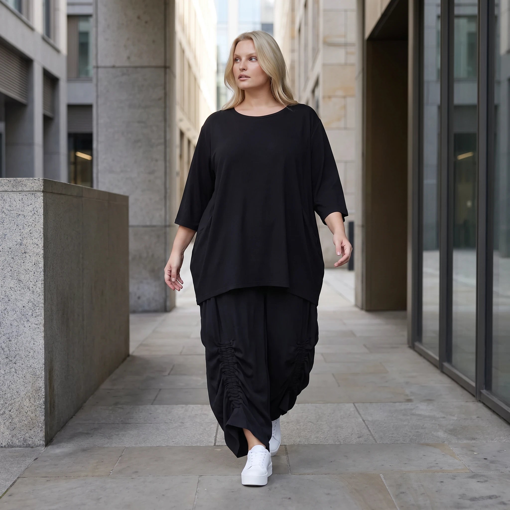 Damen Hose Lagenlook Lyocell Schwarz, Ballonschnitt, Flügeltaschen, Oversize große Größen – AKH Premium