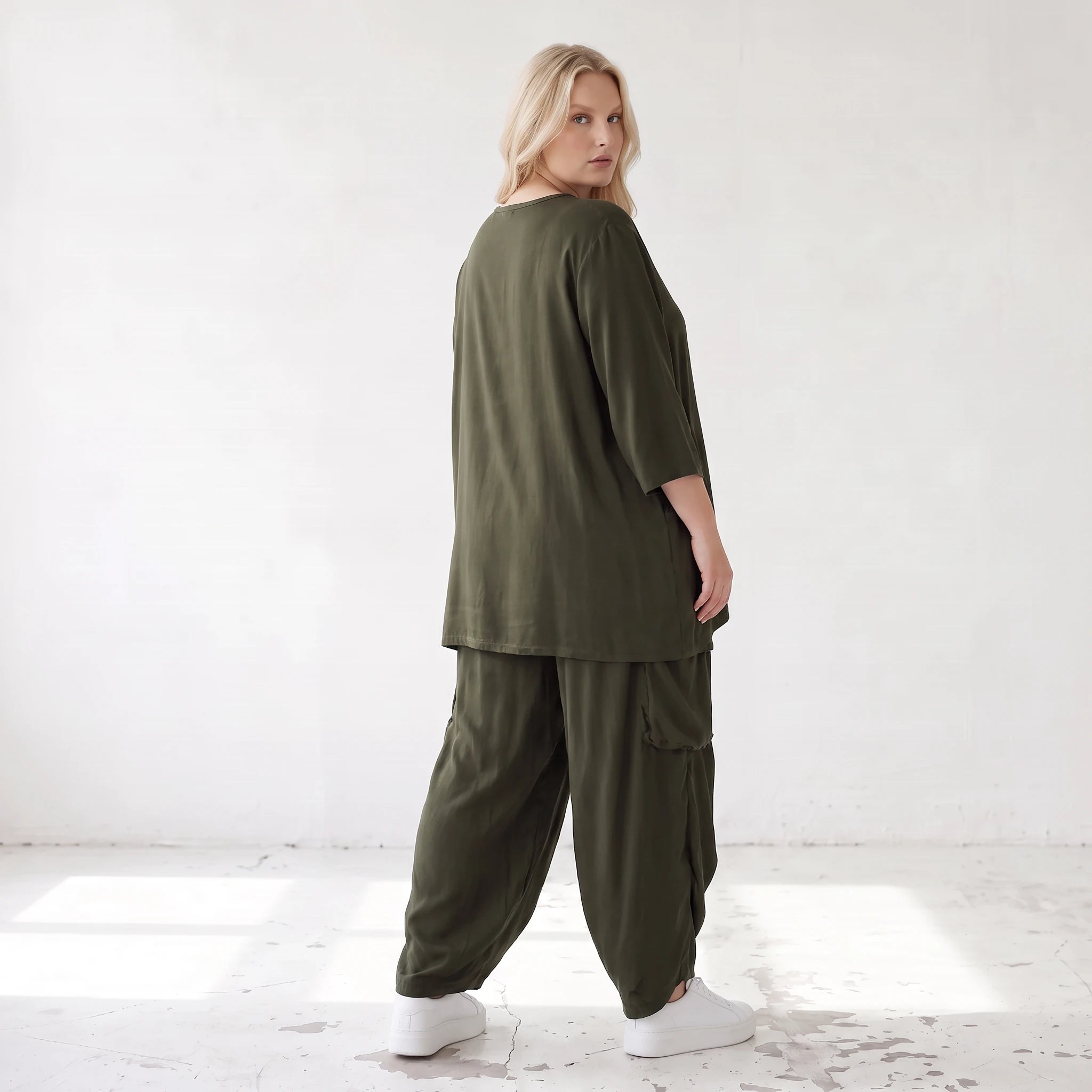 Damen Hose Lagenlook Lyocell Khaki, Ballonschnitt, Flügeltaschen, Oversize große Größen – AKH Premium
