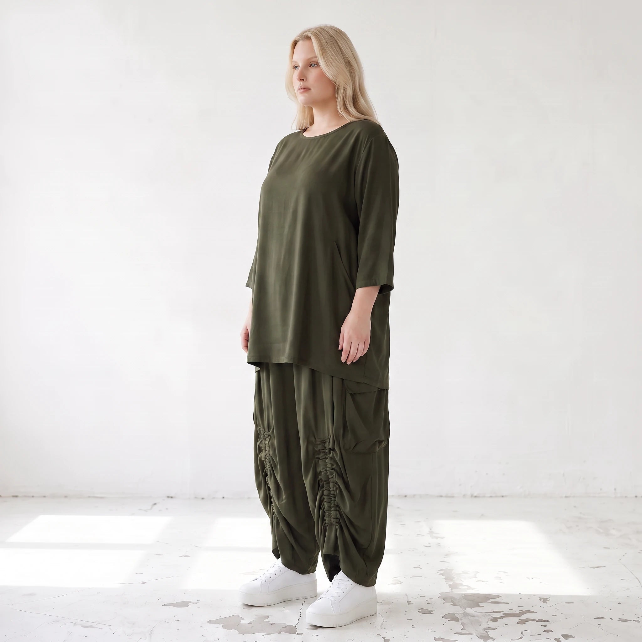 Damen Hose Lagenlook Lyocell Khaki, Ballonschnitt, Flügeltaschen, Oversize große Größen – AKH Premium