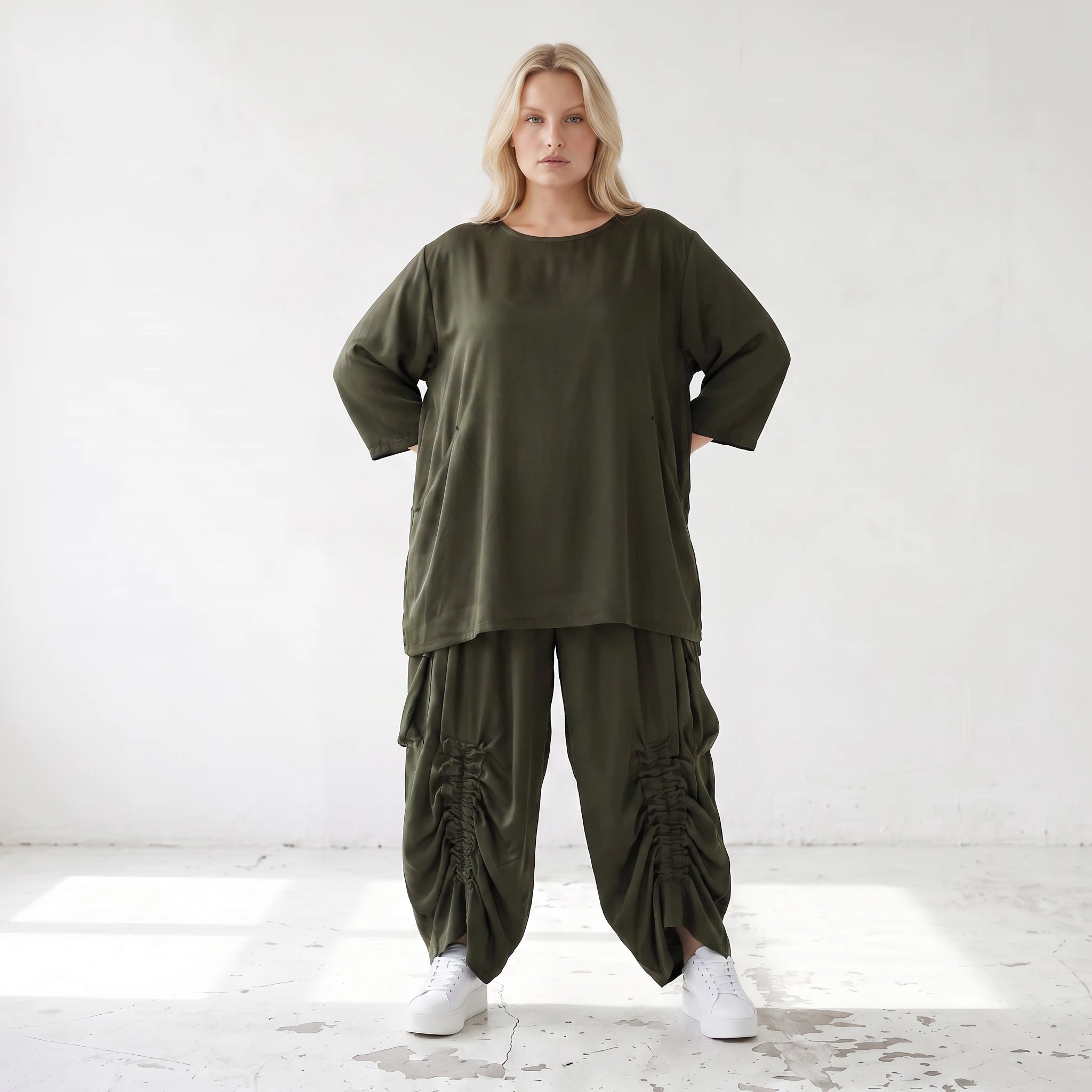 Damen Hose Lagenlook Lyocell Khaki, Ballonschnitt, Flügeltaschen, Oversize große Größen – AKH Premium