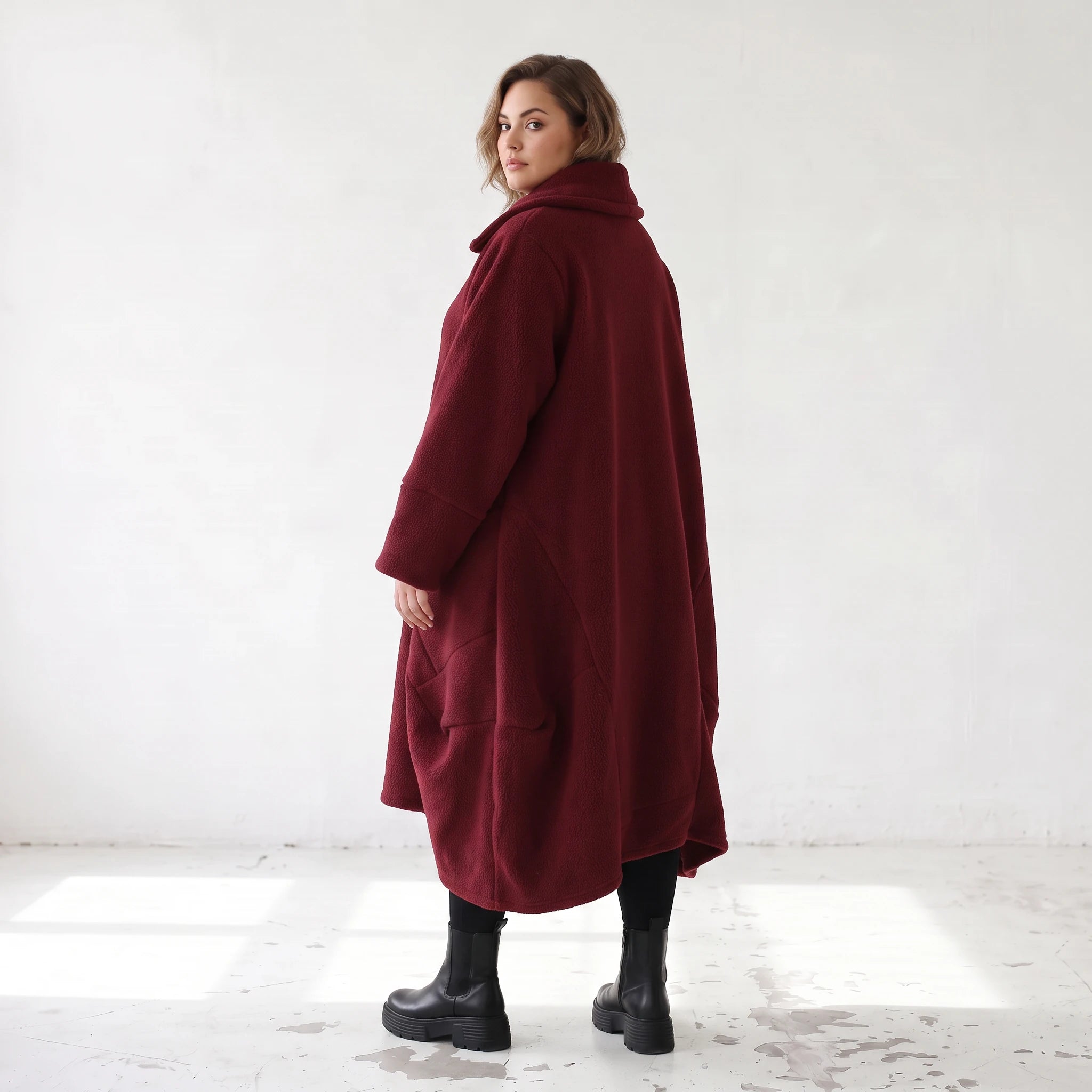 Weinroter Teddymantel in Ballonform mit Hemdkragen und Knopfleiste für Wintertage