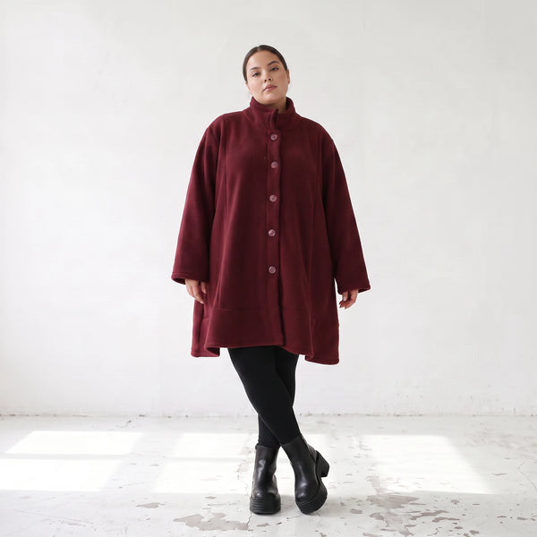 warme Teddyjacke in Weinrot mit Stehkragen und Knopfverschluss in femininer A-Linie