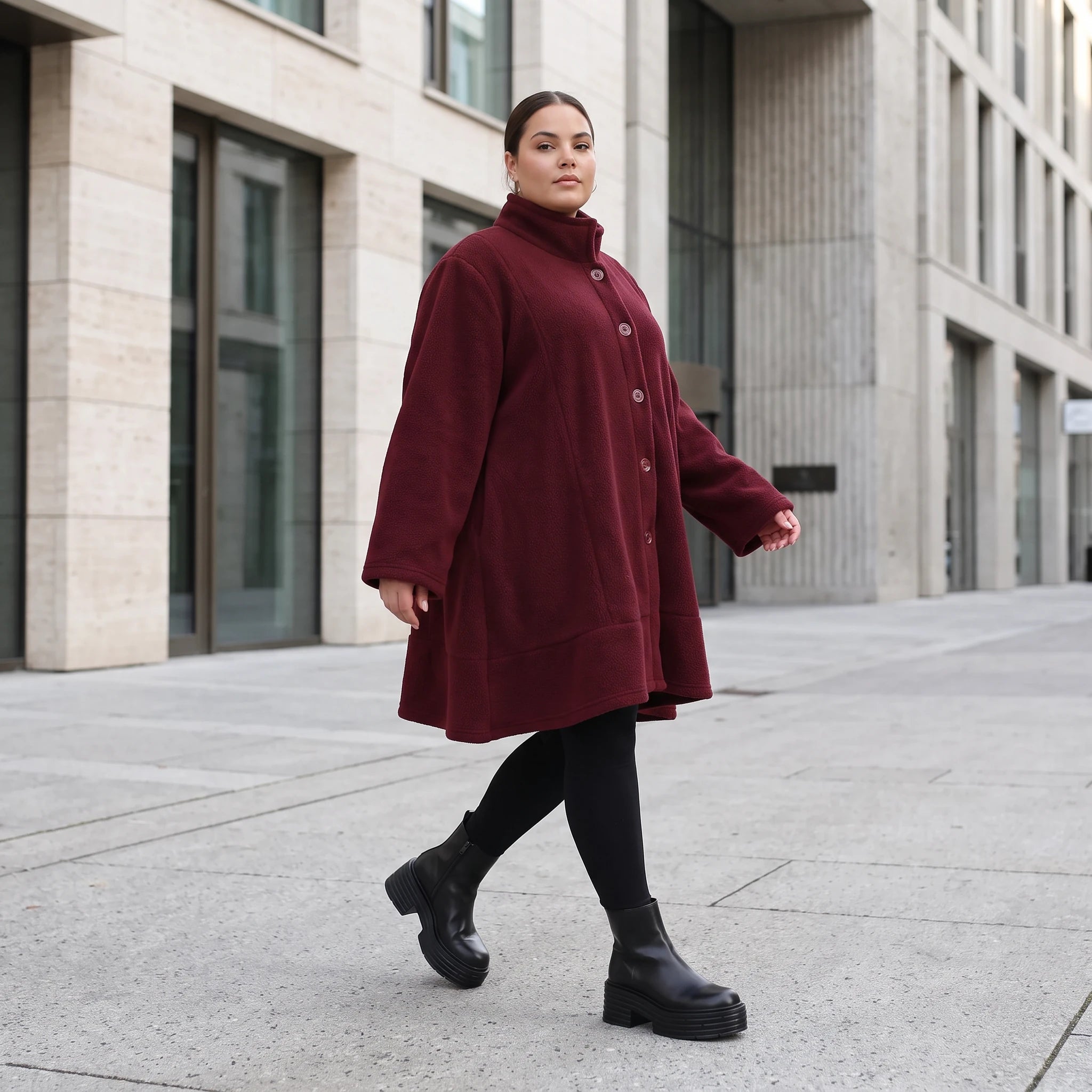 warme Teddyjacke in Weinrot mit Stehkragen und Knopfverschluss in femininer A-Linie