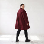 warme Teddyjacke in Weinrot mit Stehkragen und Knopfverschluss in femininer A-Linie
