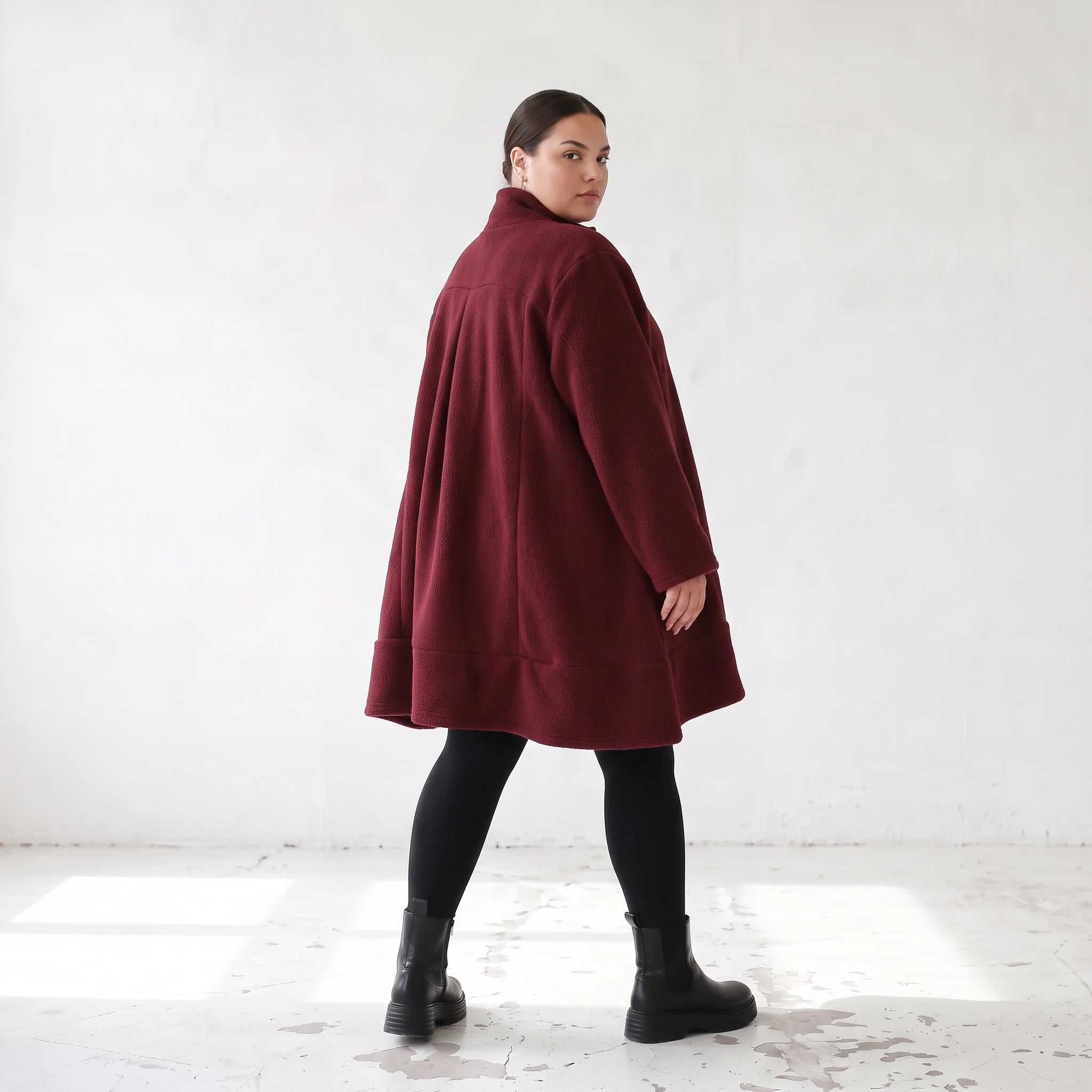 warme Teddyjacke in Weinrot mit Stehkragen und Knopfverschluss in femininer A-Linie