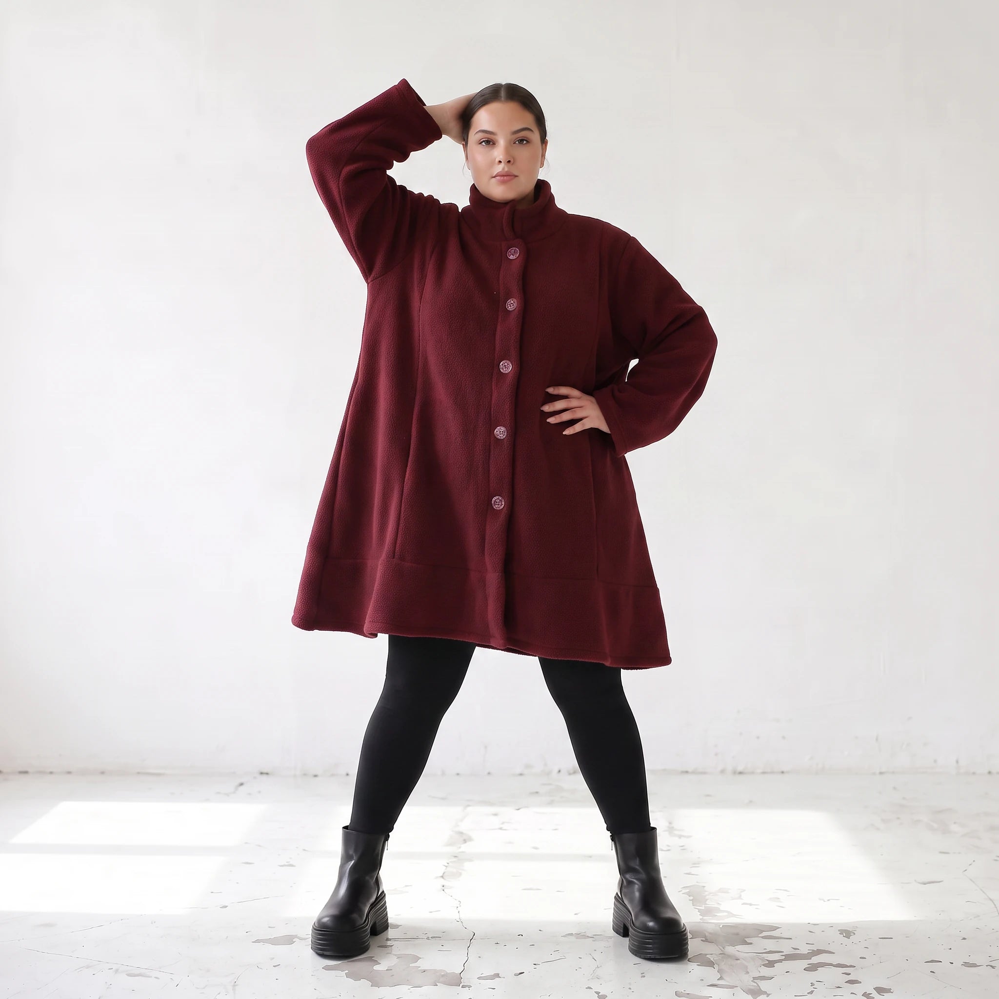 warme Teddyjacke in Weinrot mit Stehkragen und Knopfverschluss in femininer A-Linie