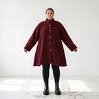 warme Teddyjacke in Weinrot mit Stehkragen und Knopfverschluss in femininer A-Linie