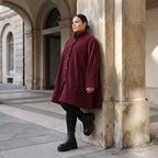 warme Teddyjacke in Weinrot mit Stehkragen und Knopfverschluss in femininer A-Linie