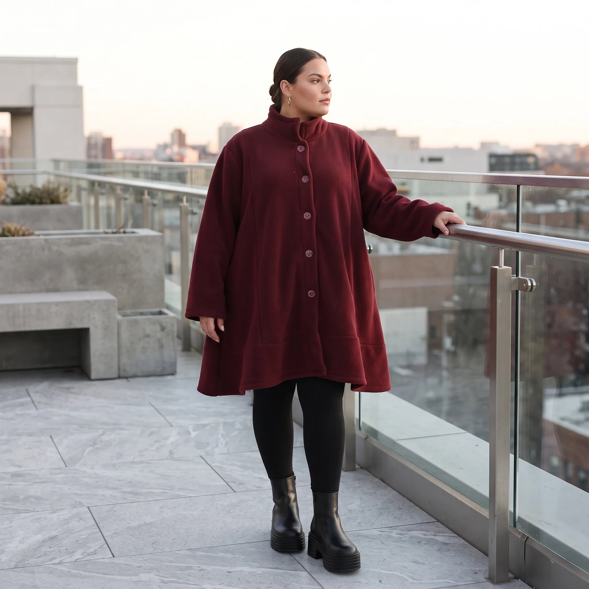warme Teddyjacke in Weinrot mit Stehkragen und Knopfverschluss in femininer A-Linie