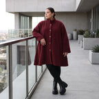 warme Teddyjacke in Weinrot mit Stehkragen und Knopfverschluss in femininer A-Linie