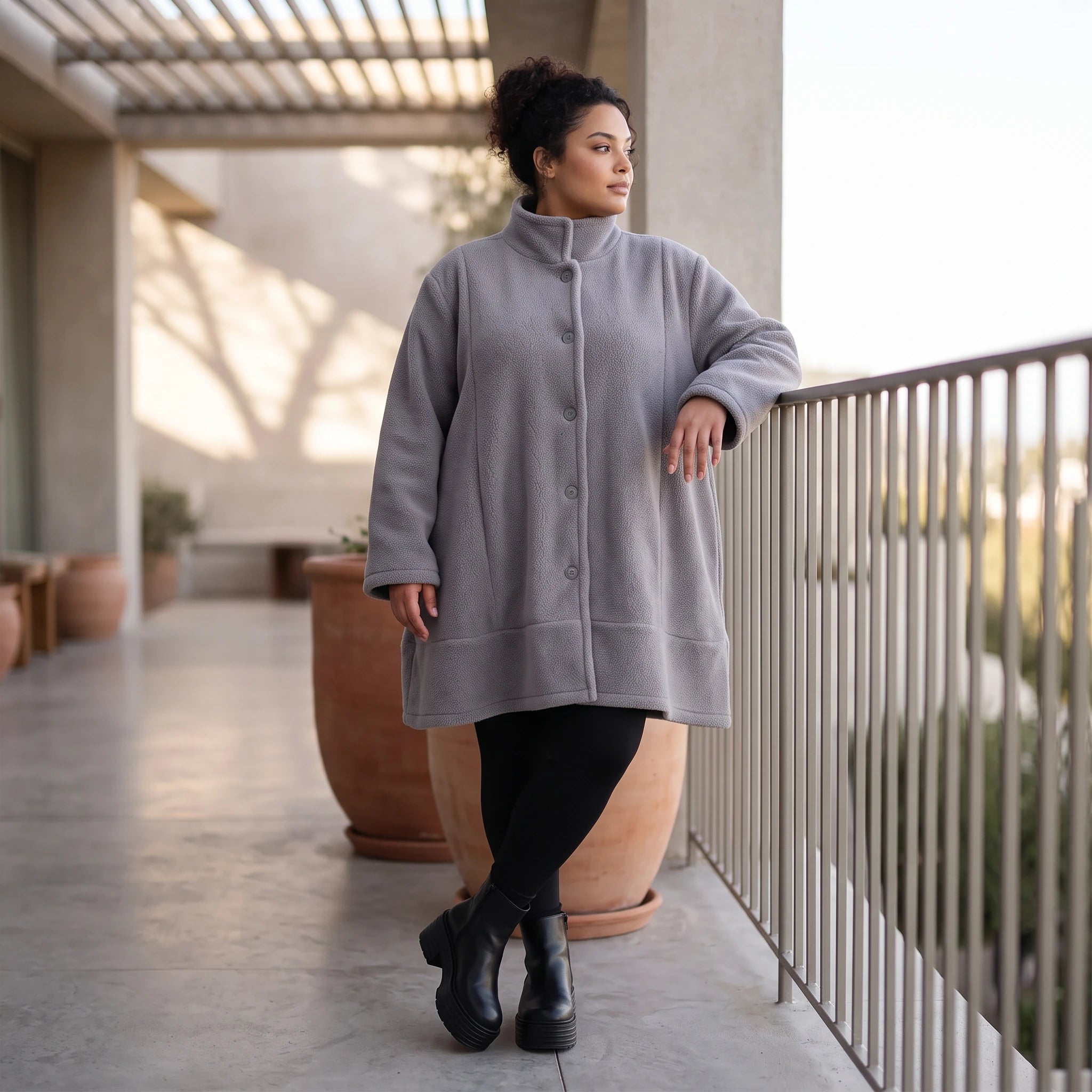 Graue Teddyjacke in A-Linie mit Stehkragen Knopfleiste Kellerfalte und Taschen warm
