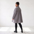 Graue Teddyjacke in A-Linie mit Stehkragen Knopfleiste Kellerfalte und Taschen warm
