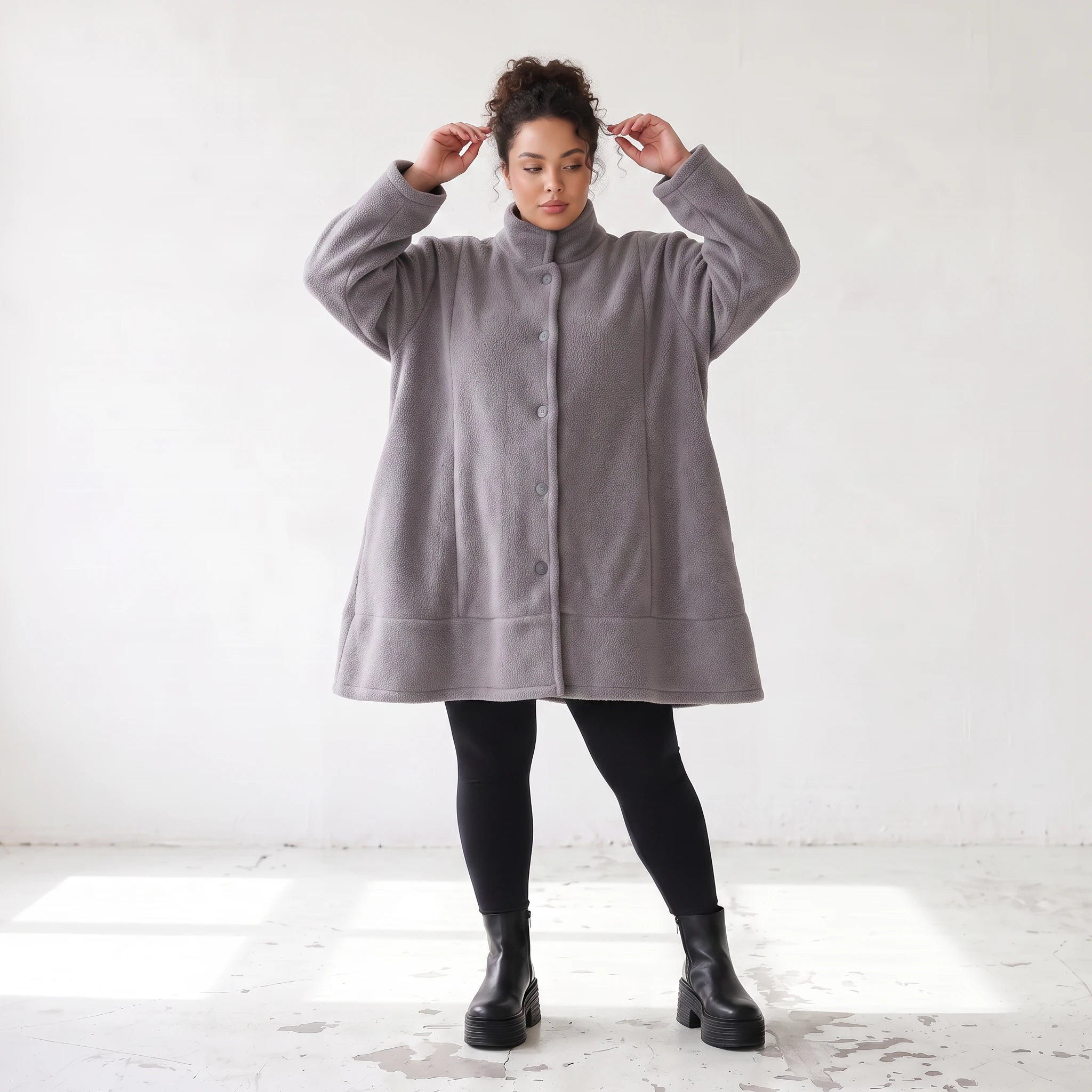 Graue Teddyjacke in A-Linie mit Stehkragen Knopfleiste Kellerfalte und Taschen warm