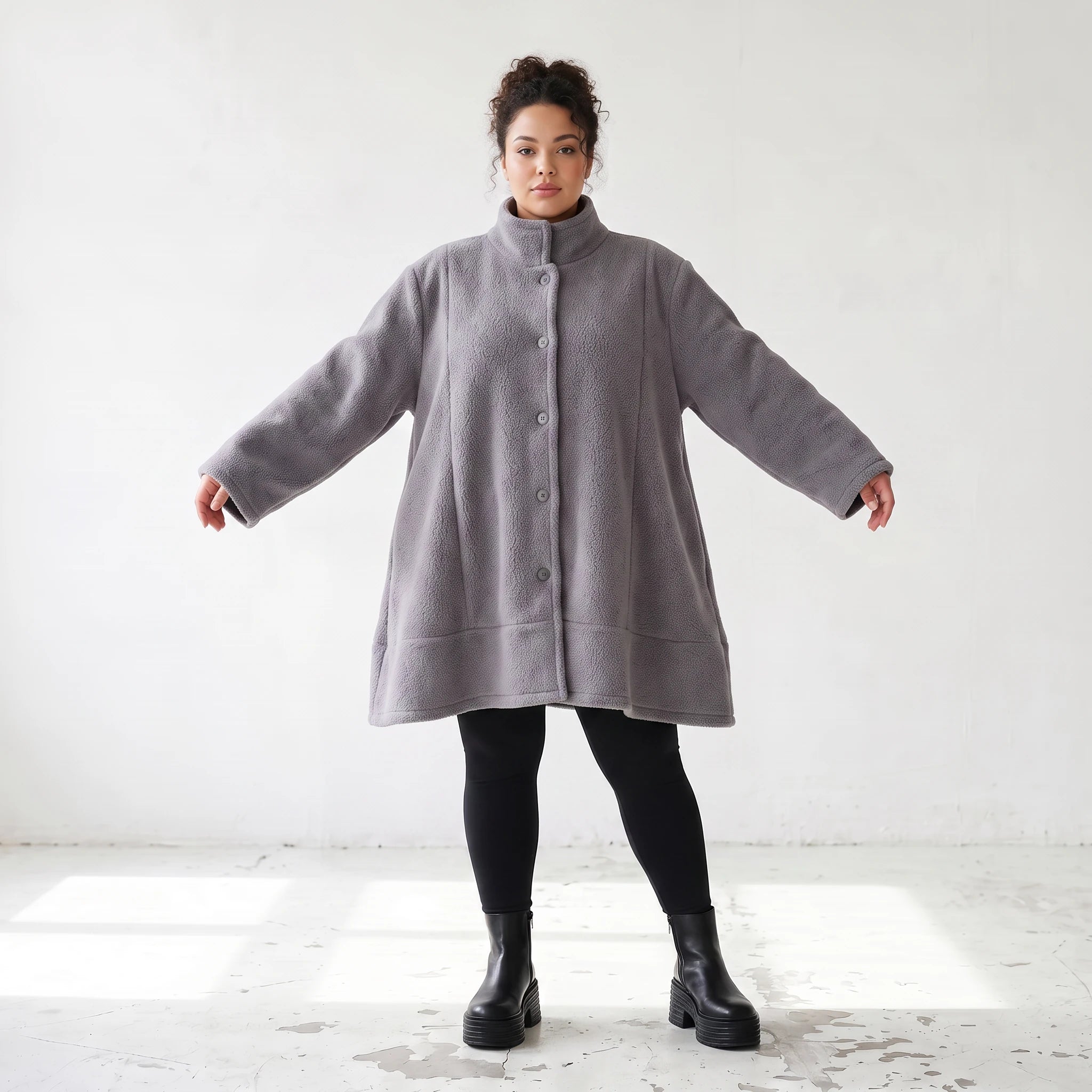 Graue Teddyjacke in A-Linie mit Stehkragen Knopfleiste Kellerfalte und Taschen warm
