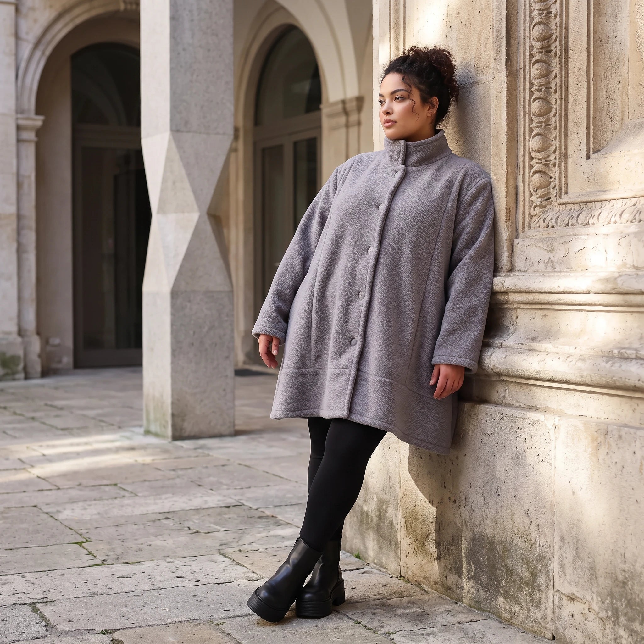 Graue Teddyjacke in A-Linie mit Stehkragen Knopfleiste Kellerfalte und Taschen warm