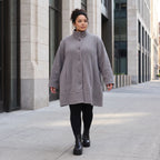 Graue Teddyjacke in A-Linie mit Stehkragen Knopfleiste Kellerfalte und Taschen warm