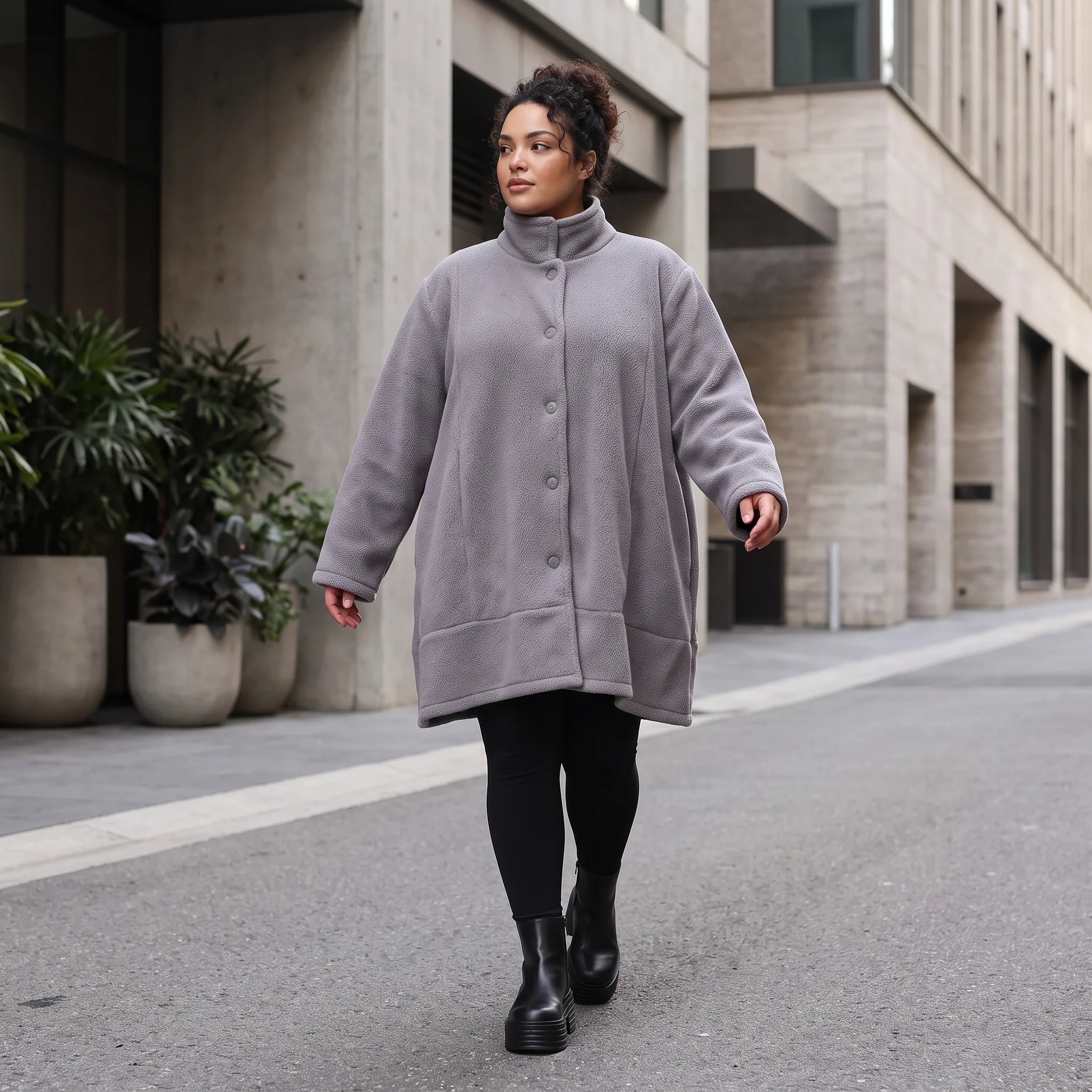 Graue Teddyjacke in A-Linie mit Stehkragen Knopfleiste Kellerfalte und Taschen warm