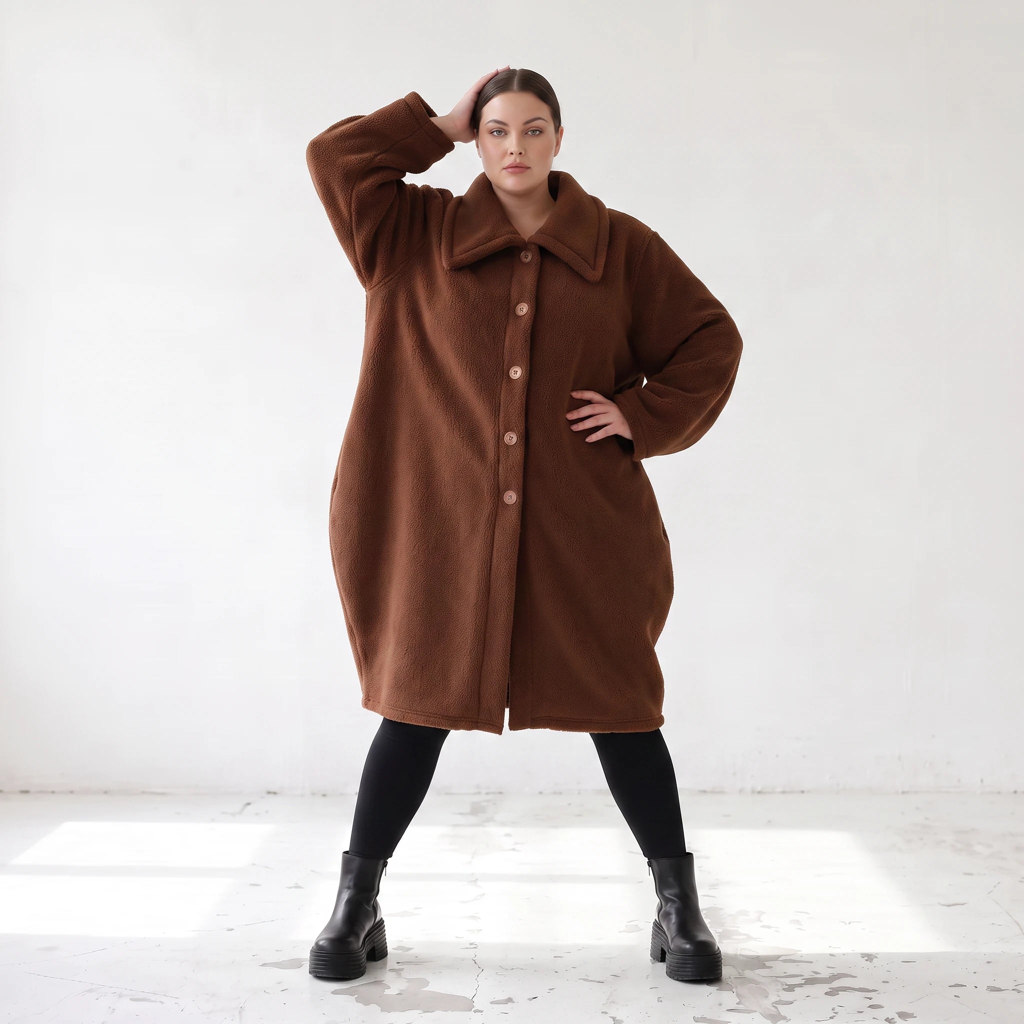 Brauner Teddymantel im Ballonschnitt mit Hemdkragen Knopfverschluss und Seitentaschen