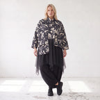 Winterjacke in Schwarz/Beige aus weichem Suedematerial in A-Form mit Kragen und Taschen
