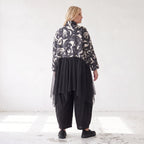 Winterjacke in Schwarz/Beige aus weichem Suedematerial in A-Form mit Kragen und Taschen