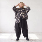 Winterjacke in Schwarz/Beige aus weichem Suedematerial in A-Form mit Kragen und Taschen