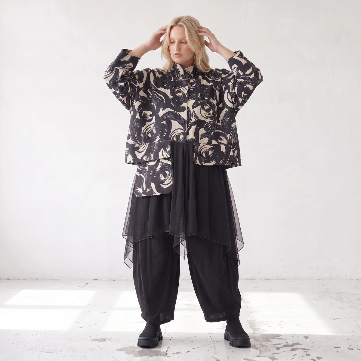 Winterjacke in Schwarz/Beige aus weichem Suedematerial in A-Form mit Kragen und Taschen