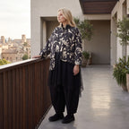 Winterjacke in Schwarz/Beige aus weichem Suedematerial in A-Form mit Kragen und Taschen