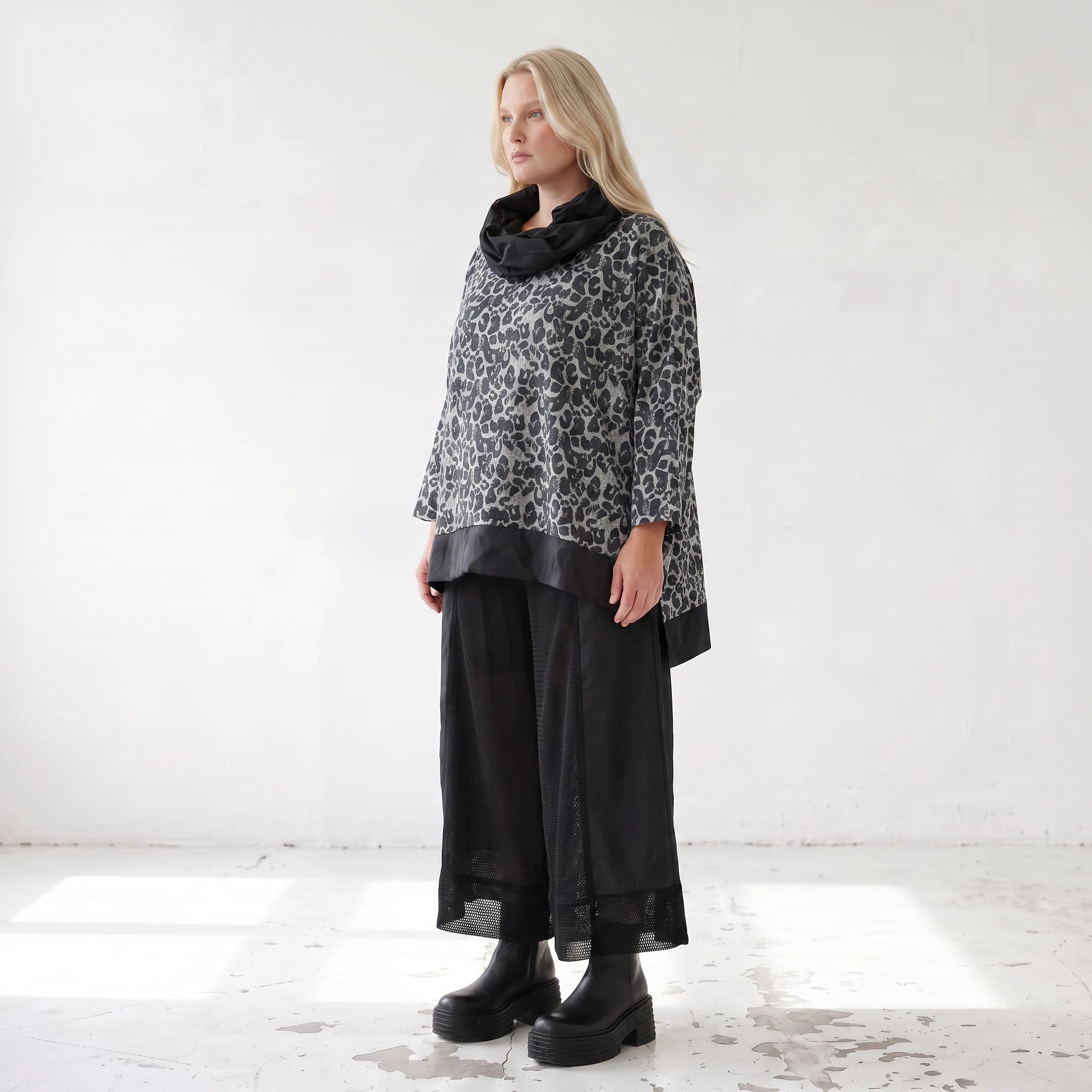 Damen Shirt Lagenlook Viskose Schwarz/Grau, asymmetrisch, Langarm, Rollkragen, Oversize große Größen – AKH Premium