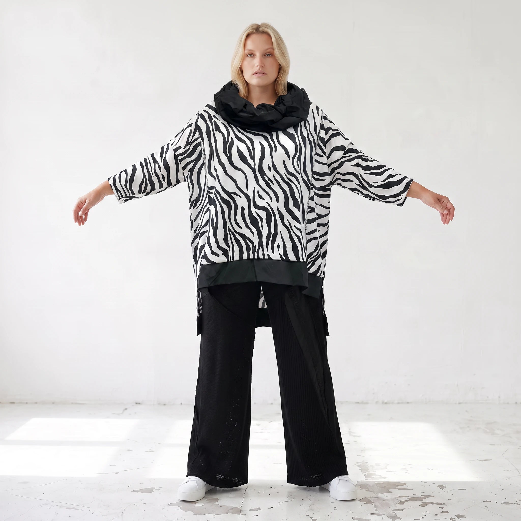 Damen Shirt Lagenlook Viskose Schwarz/Weiß, asymmetrisch, Langarm, Kapuze, Oversize große Größen – AKH Premium