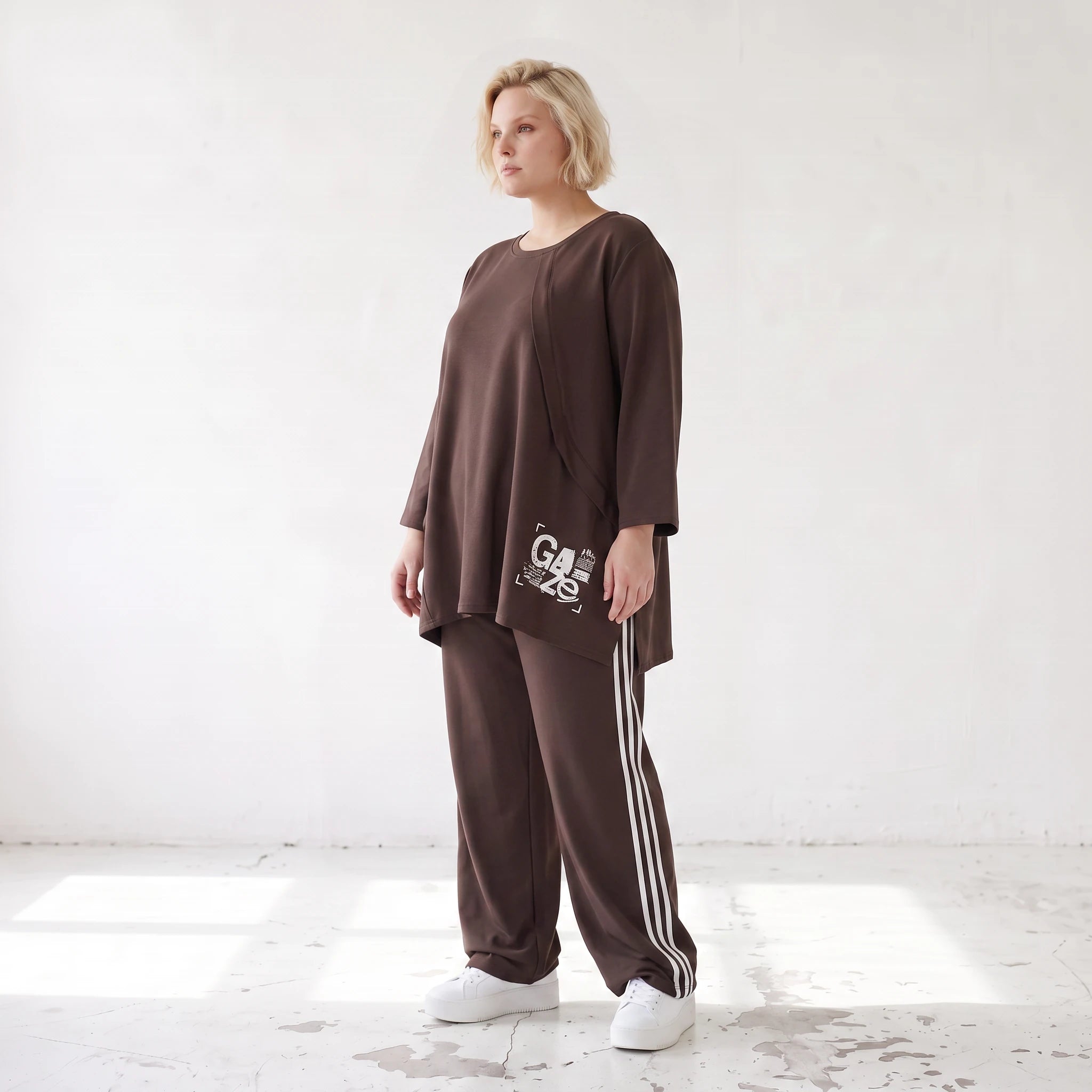 Braunes Langarmshirt in lockerer A-Linie aus French Terry mit Grafikprint Außennähten