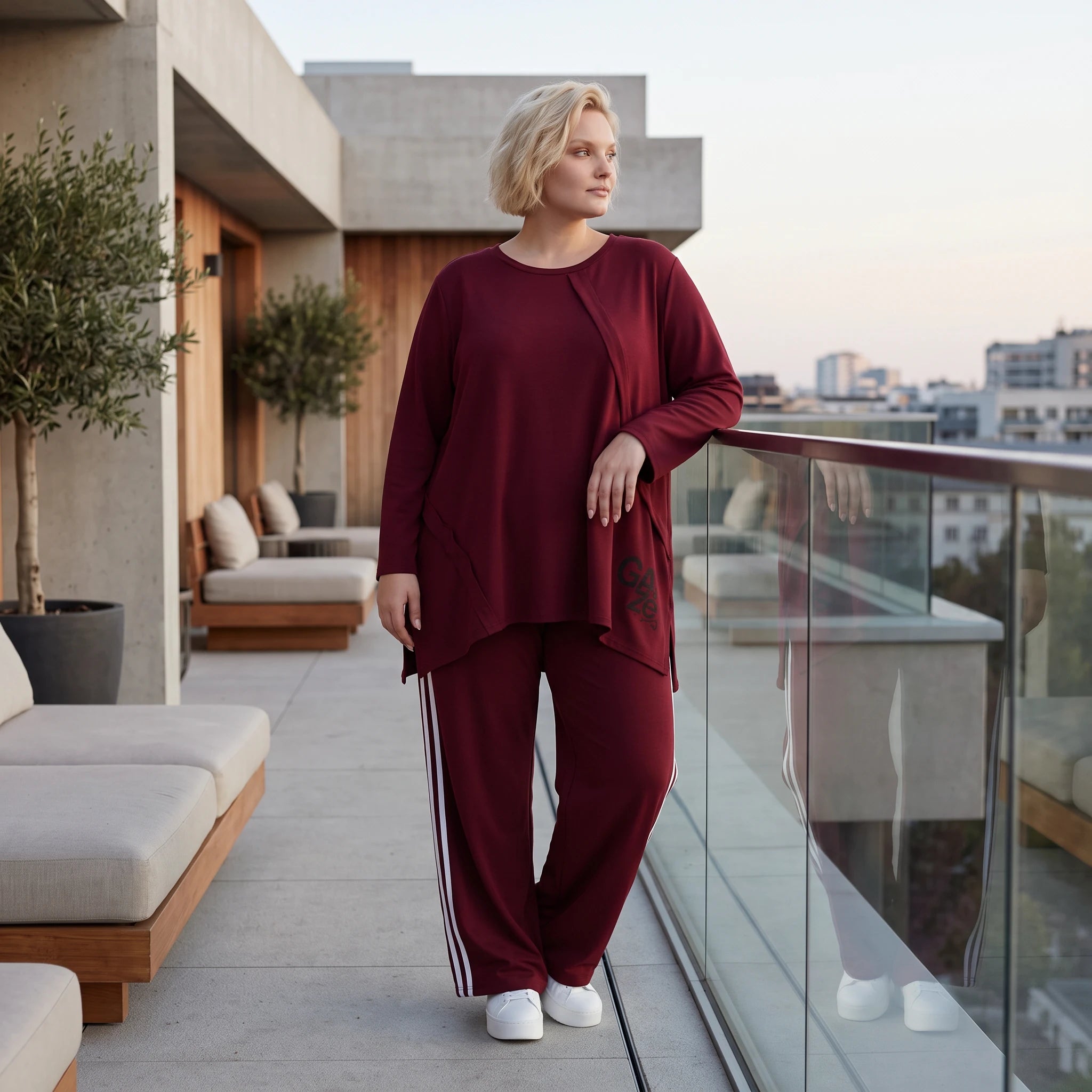 Bordeaux Langarmshirt in A-Linie aus French Terry mit Außennähten und Grafikprintdetail