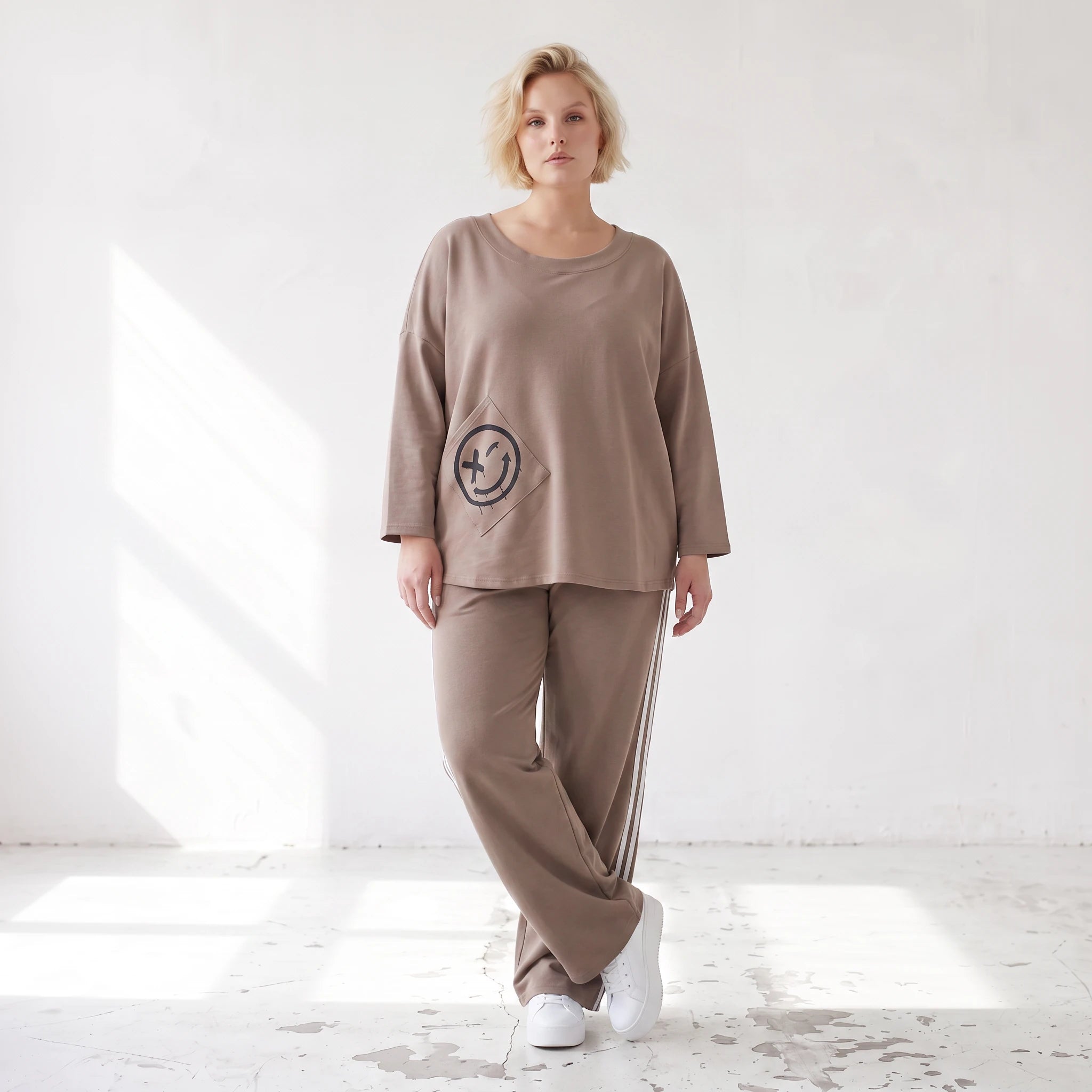 Sweatshirt aus French Terry mit Smileyprint und asymmetrischer Tasche in gerundeter Form