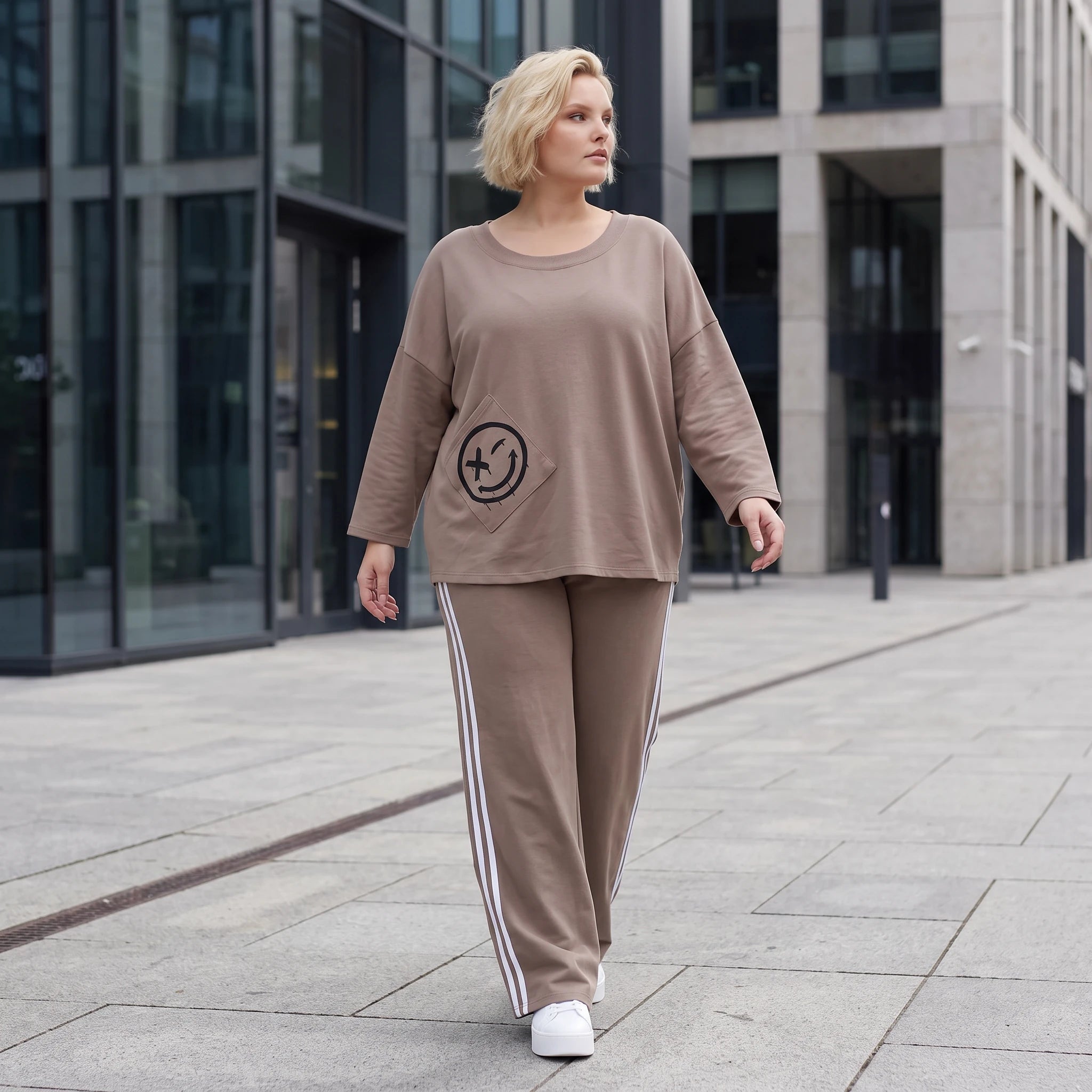 Sweatshirt aus French Terry mit Smileyprint und asymmetrischer Tasche in gerundeter Form
