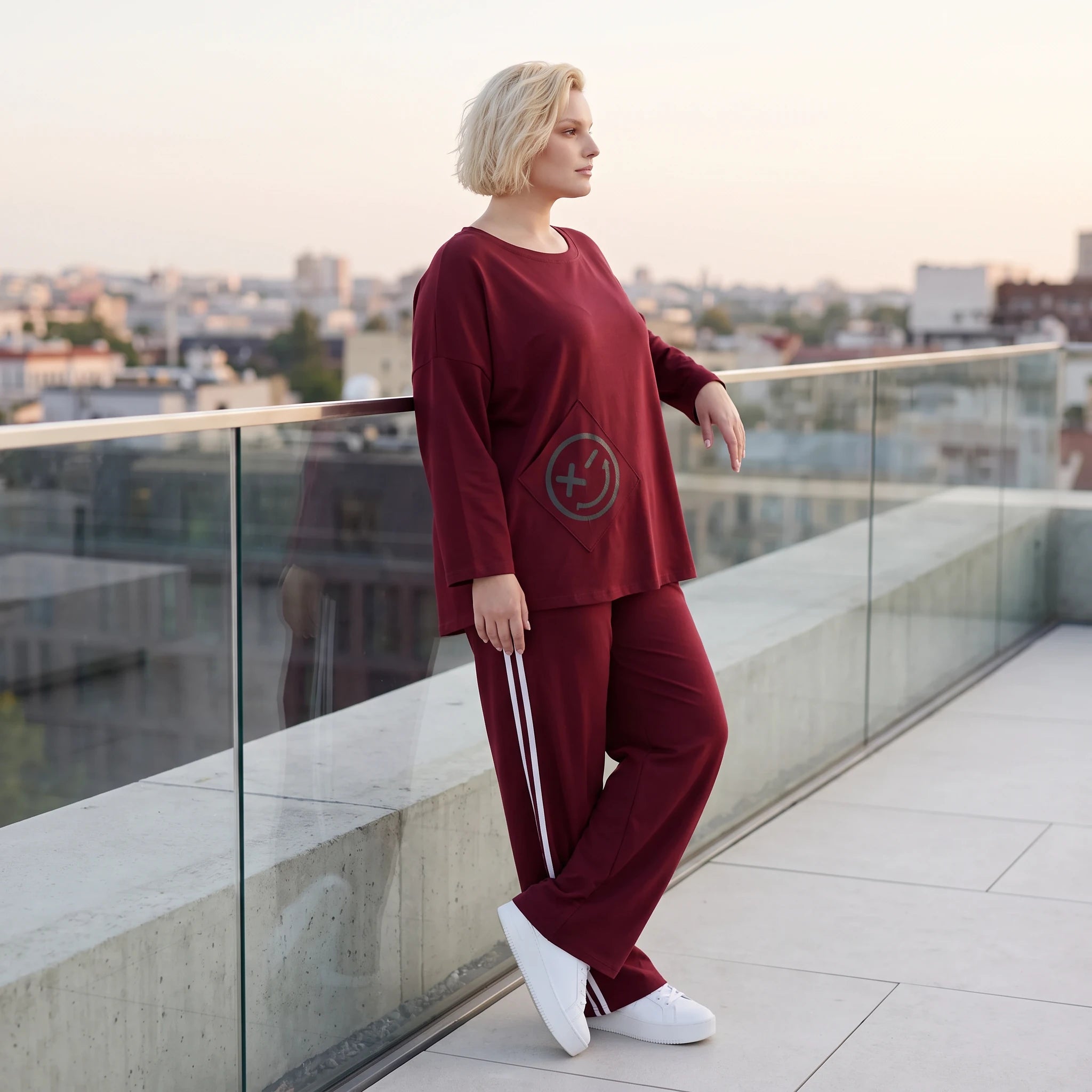 Rote Ballonhose aus French Terry mit Kontraststreifen und elastischem Bund Streetwear