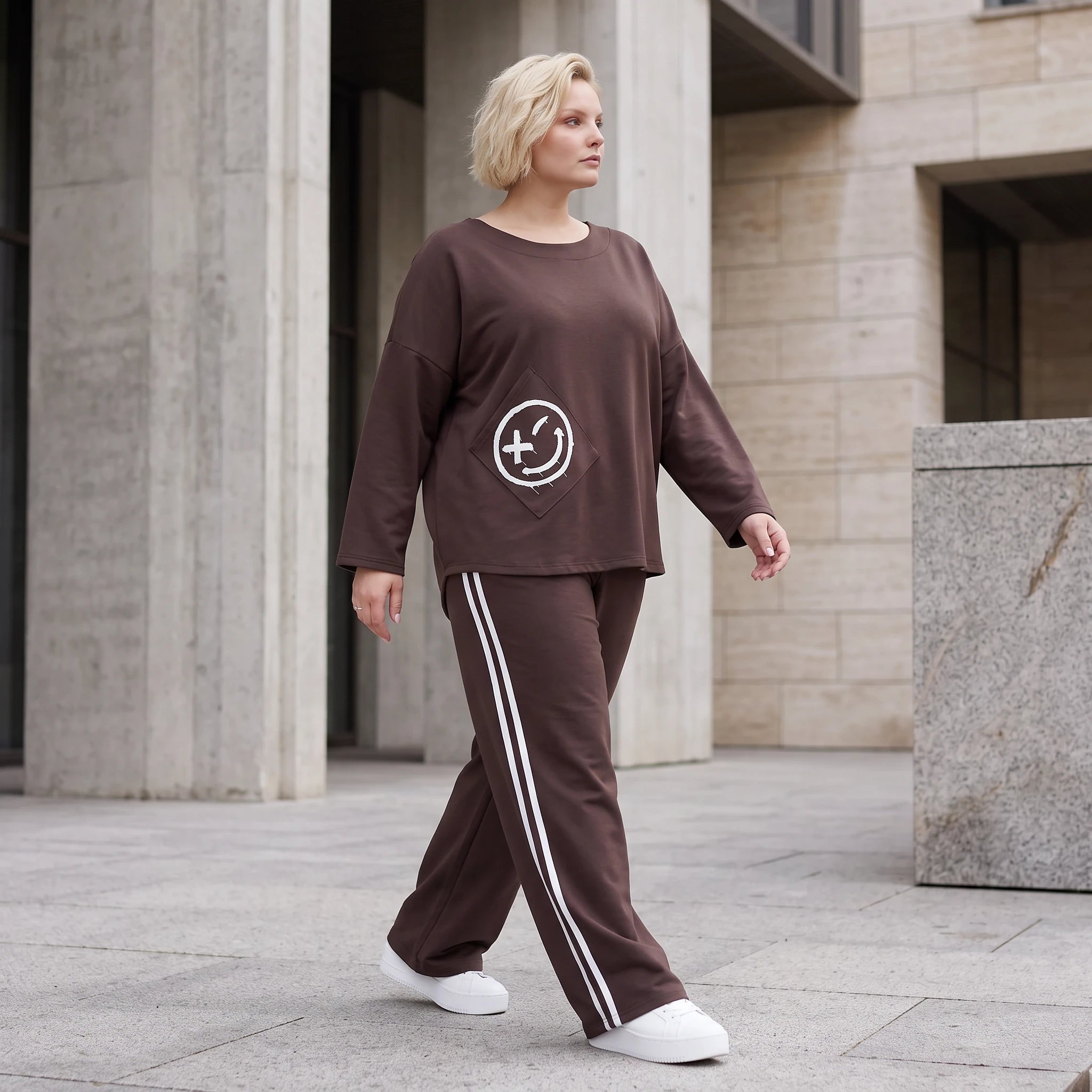 Ballonhose aus French Terry locker mit weißen Kontraststreifen im Retro College Joggerlook