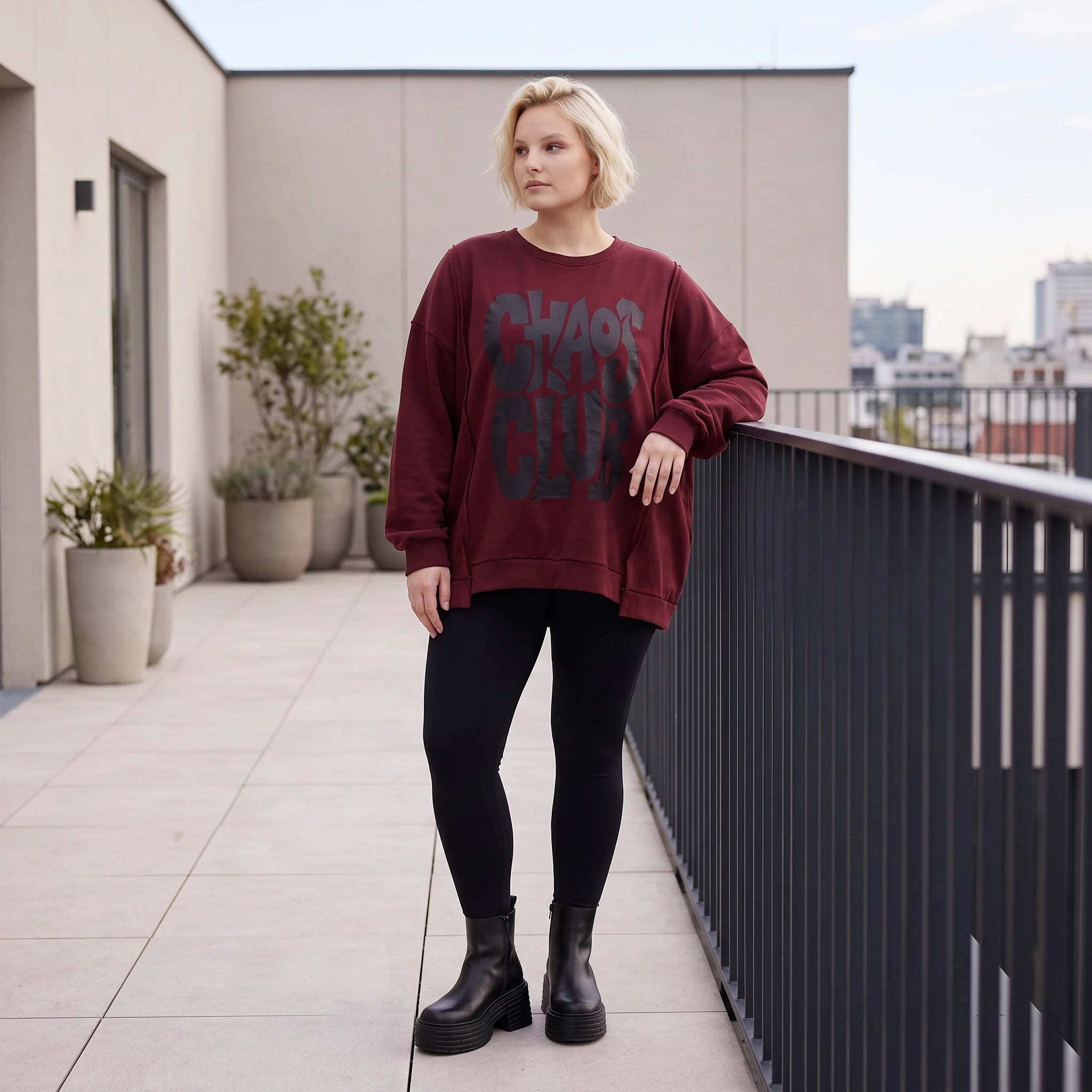 Kastiges Langarmshirt aus French Terry mit Statement Print und sichtbaren Außennähten