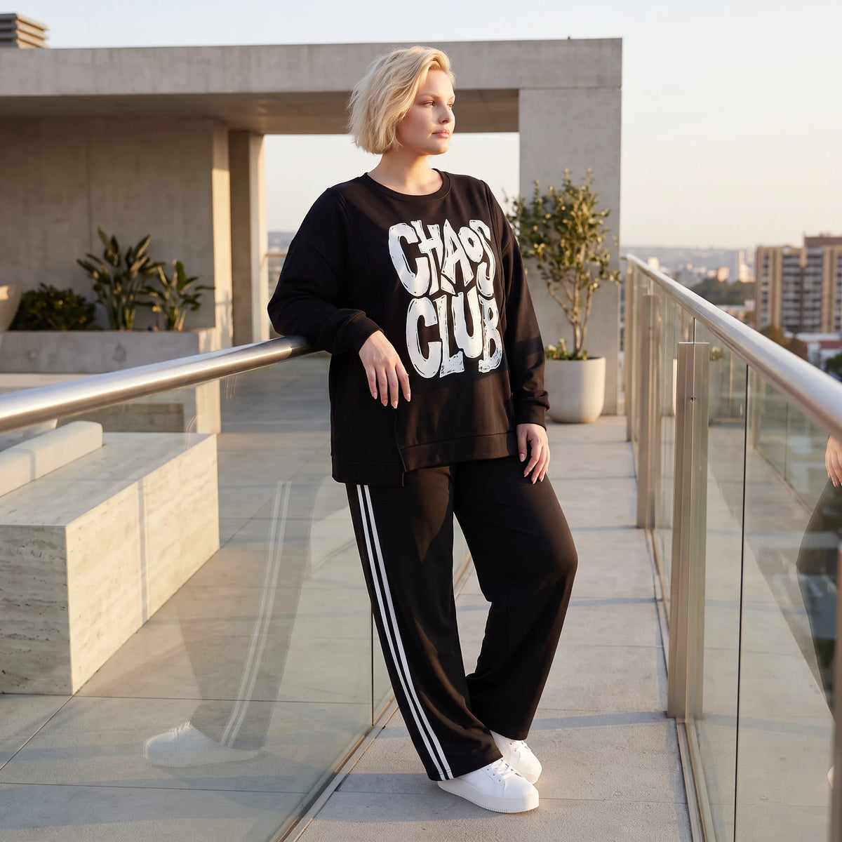 Statementshirt aus French Terry mit Chaos Club Print kastig und vorne kürzer geschnitten