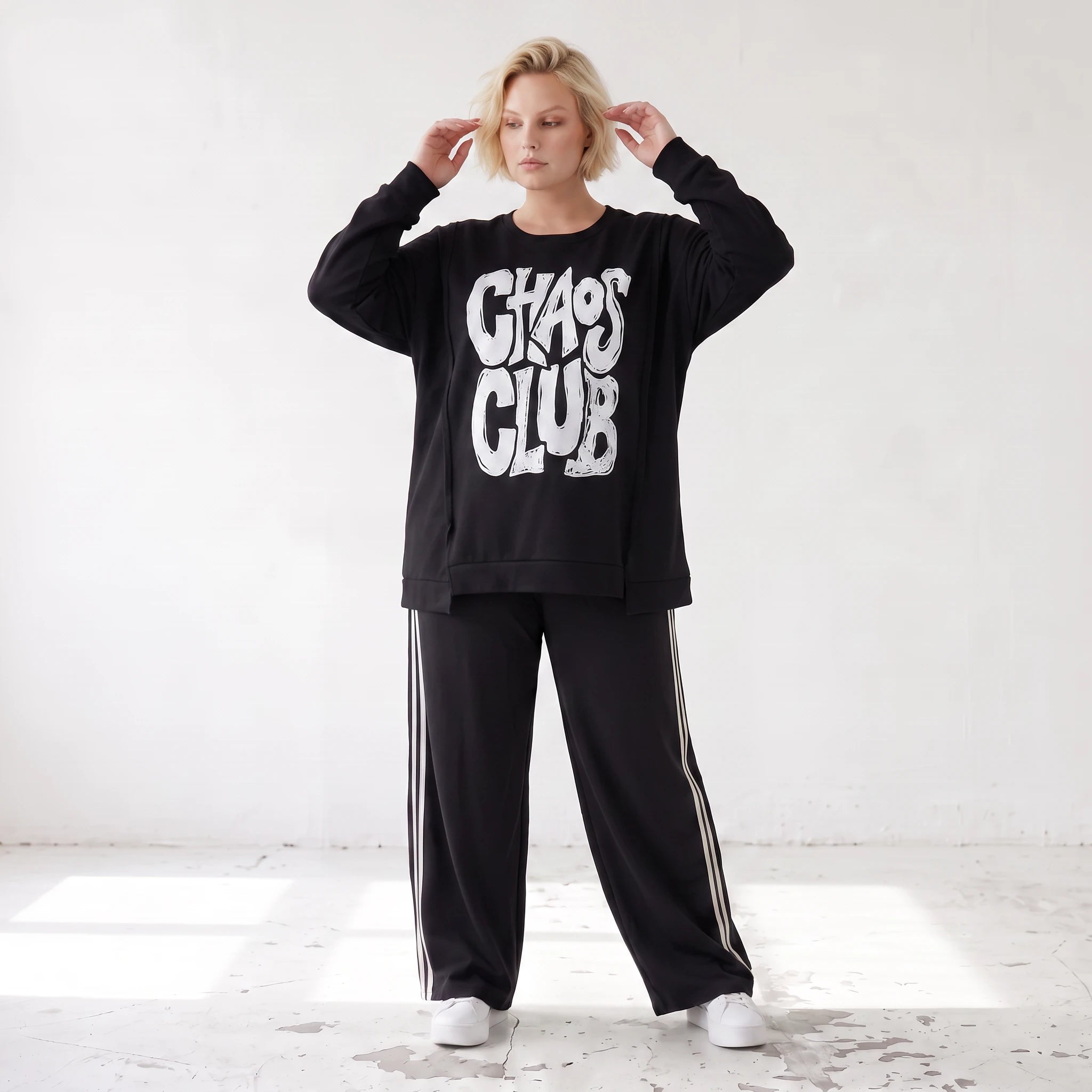 Statementshirt aus French Terry mit Chaos Club Print kastig und vorne kürzer geschnitten