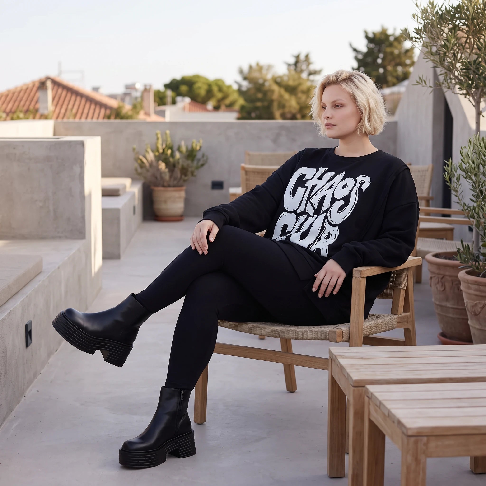 Statementshirt aus French Terry mit Chaos Club Print kastig und vorne kürzer geschnitten