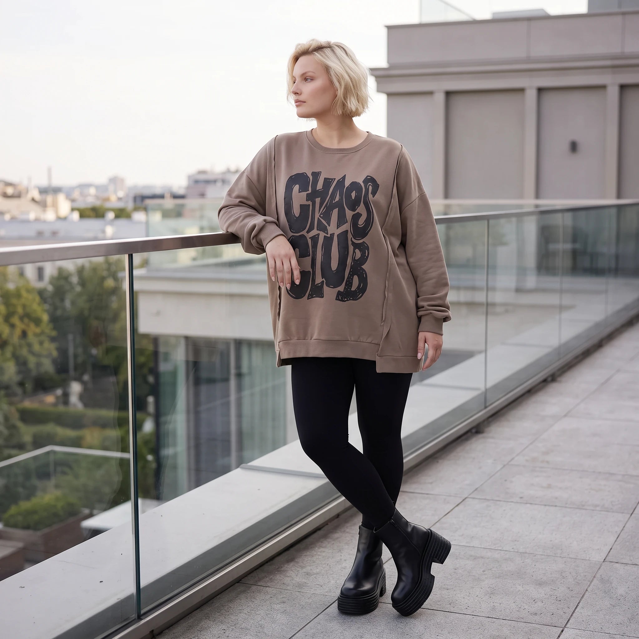 Streetwearshirt mit Chaos Club Print aus French Terry kastig mit Außennähten wärmend