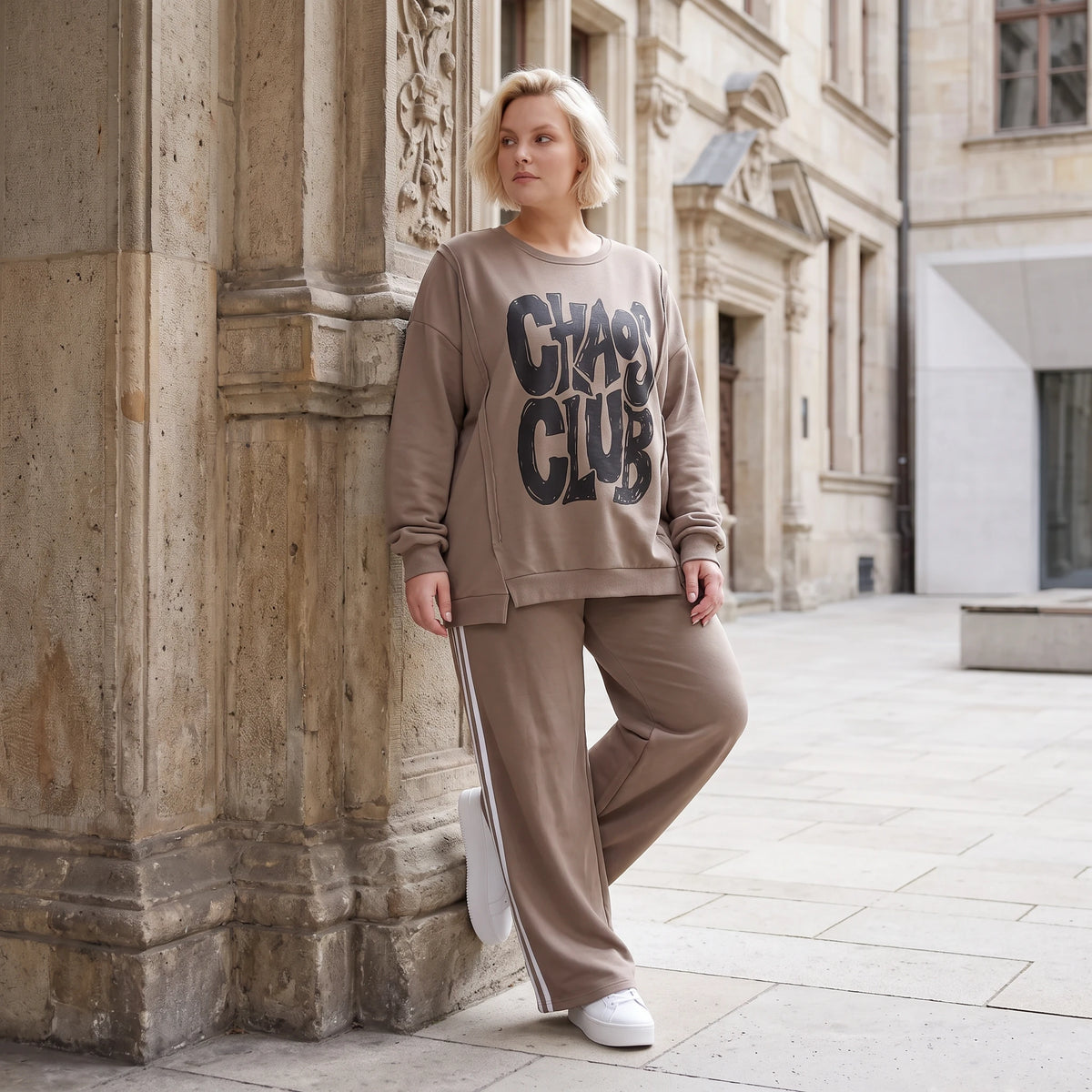 Streetwearshirt mit Chaos Club Print aus French Terry kastig mit Außennähten wärmend