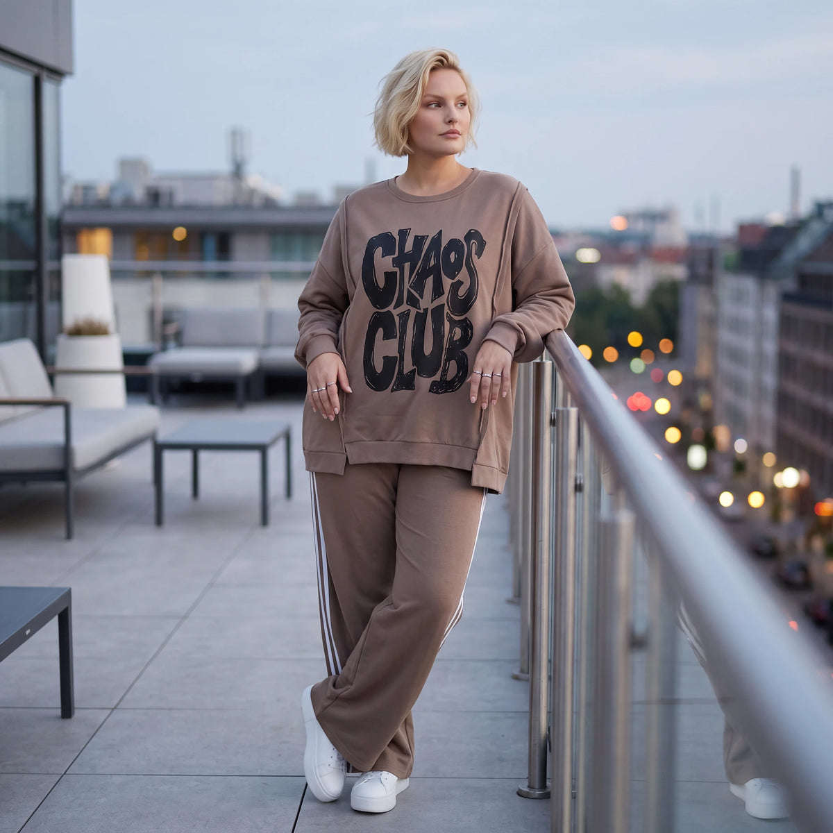Streetwearshirt mit Chaos Club Print aus French Terry kastig mit Außennähten wärmend