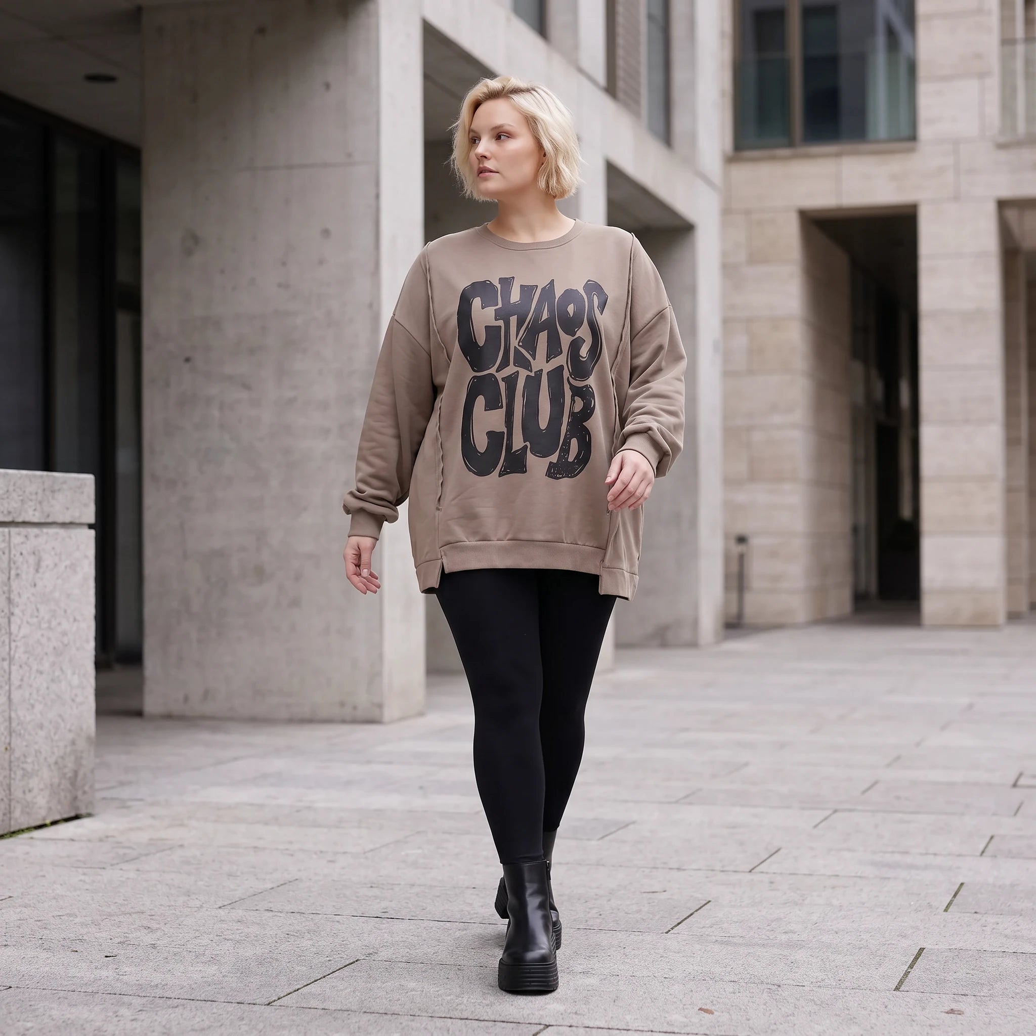 Streetwearshirt mit Chaos Club Print aus French Terry kastig mit Außennähten wärmend